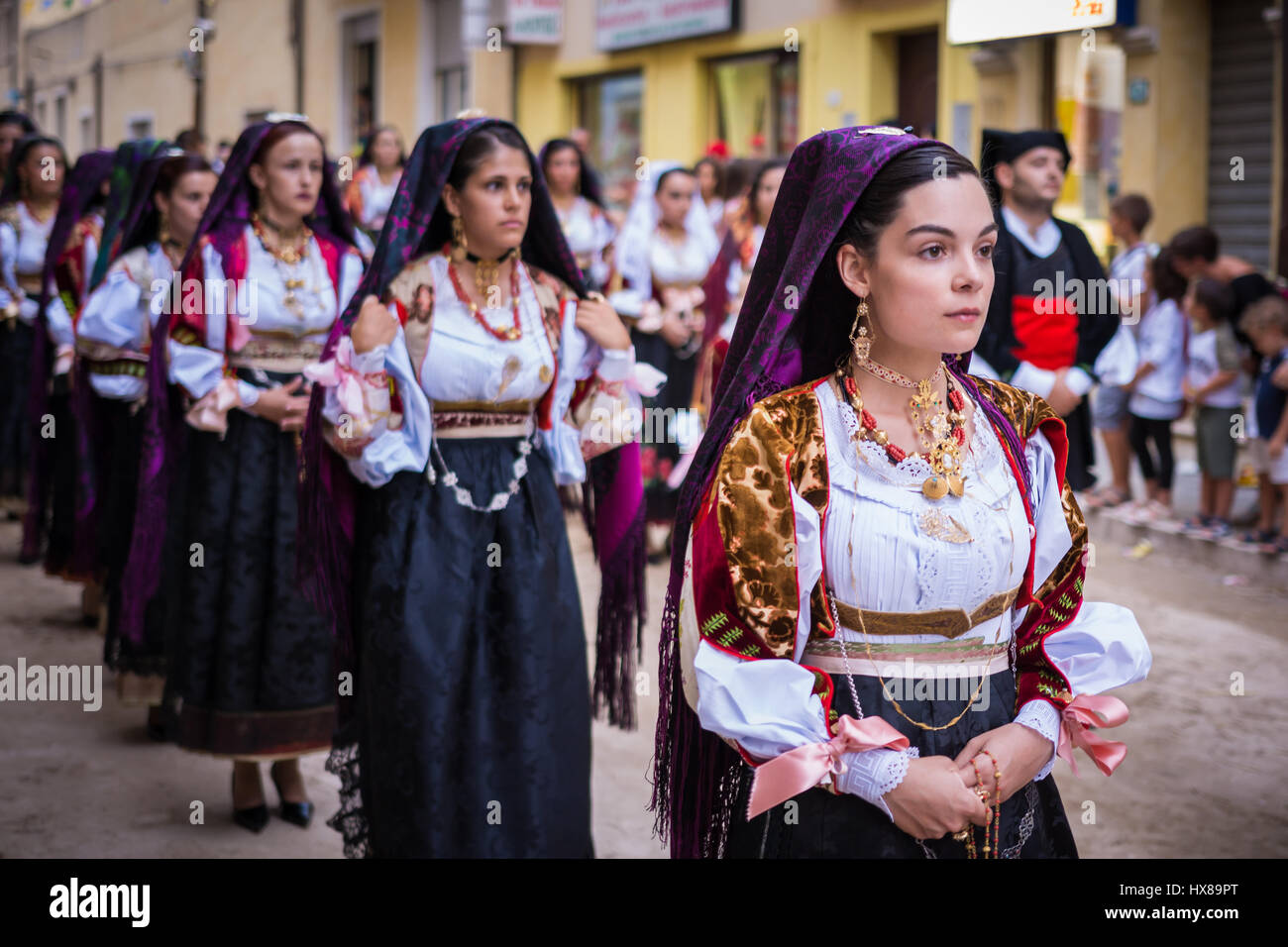 Giovani donne di partecipare a una processione a Dorgali, Sardegna Foto Stock