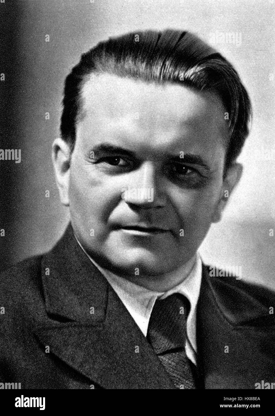 Questo ritratto di Peter Jilemnicky è una rappresentazione del XIX secolo di un individuo prominente, che enfatizza il carattere e lo status del sitter. Il dipinto cattura i dettagli del suo abbigliamento, le caratteristiche facciali e l'espressione, caratteristiche dello stile realistico di ritrattistica del tempo. Foto Stock