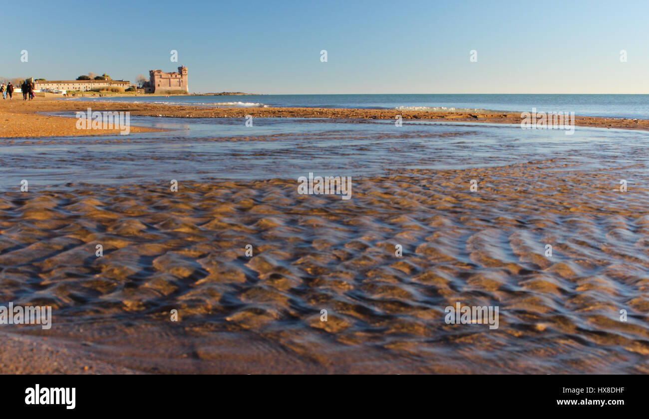 Una Vista Della Spiaggia E Il Castello Di Santa Severa A