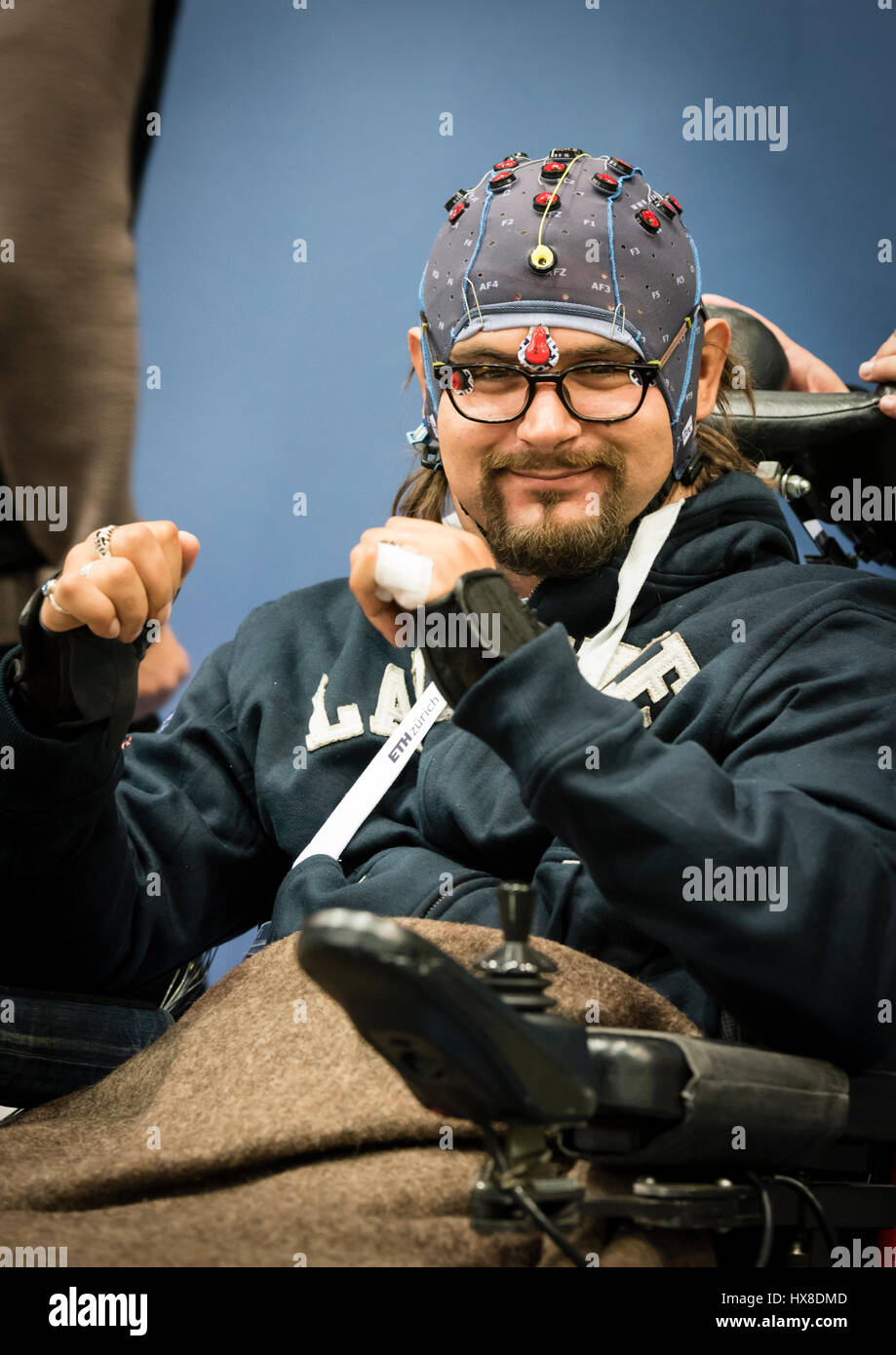 Kloten, Svizzera - 8 October 2016: Poujouly Numa dopo aver vinto il BCI (Interfaccia Brain-Computer) gara a Cybathlon, il primo campionato per piloti con disabilità utilizzando dispositivi bionici presso lo Swiss Arena di Kloten (Zurigo), Svizzera. Il paraplegico BCI atleta sta sperimentando un avatar attraverso un gioco per computer solo con i suoi pensieri. Organizzato dall'Istituto Federale di Tecnologia (ETH) di Zurigo, Cybathlon riunisce gruppi interdisciplinari di bio-ingegneri, scienziati e gli atleti con disabilità fisiche di competere nel risolvere le attività quotidiane e di dimostrare come Foto Stock