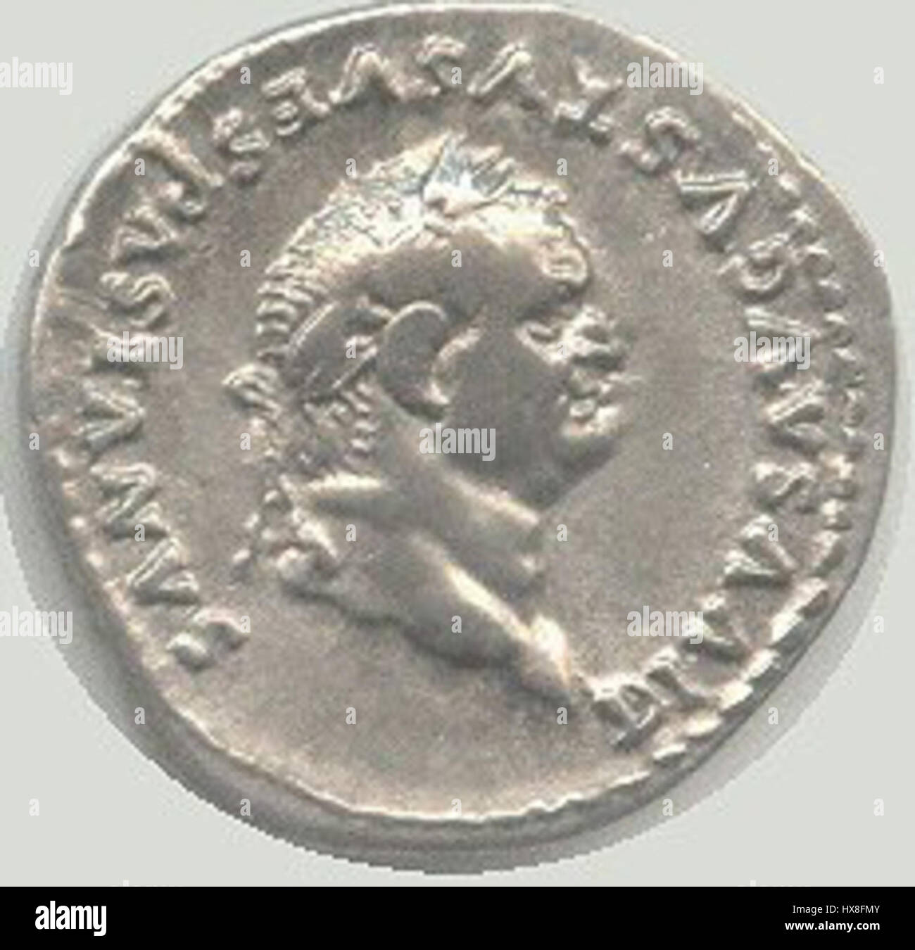 Vespasiano fu un imperatore romano dal 69 d.C. al 79 d.C., noto per il suo ruolo nel ripristinare la stabilità dell'Impero romano dopo il tumulto dell'anno dei quattro imperatori. Il suo regno segnò un periodo di consolidamento militare, economico e culturale, tra cui l'inizio della costruzione del Colosseo romano. La leadership di Vespasiano contribuì a consolidare il dominio della dinastia Flavia su Roma. Foto Stock