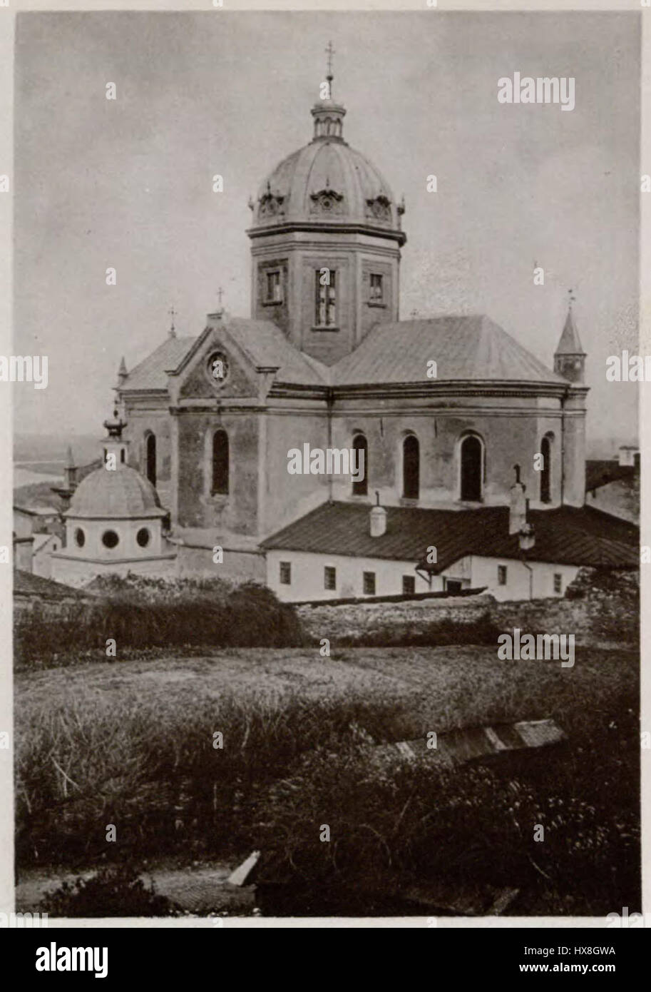 Questa immagine rappresenta il tempio Drogobuzh Ikoskirovski, dedicato a San Giorgio il Vittorioso, situato in Russia. La chiesa è conosciuta per il suo significato architettonico e l'importanza religiosa, che rappresenta una miscela di architettura ecclesiastica ortodossa russa e iconografia religiosa tradizionale. San Giorgio, simbolo di coraggio e martirio, è al centro della devozione della chiesa. Foto Stock