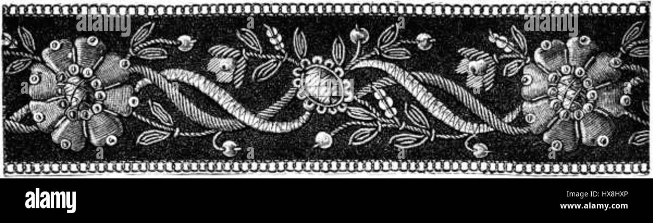 Una striscia di ricamo in oro è un elemento decorativo spesso utilizzato nei tessuti, in particolare negli indumenti e nei paramenti religiosi. Aggiunge ricchezza visiva ed è un simbolo di ricchezza e status, spesso visto nell'abbigliamento cerimoniale. Foto Stock