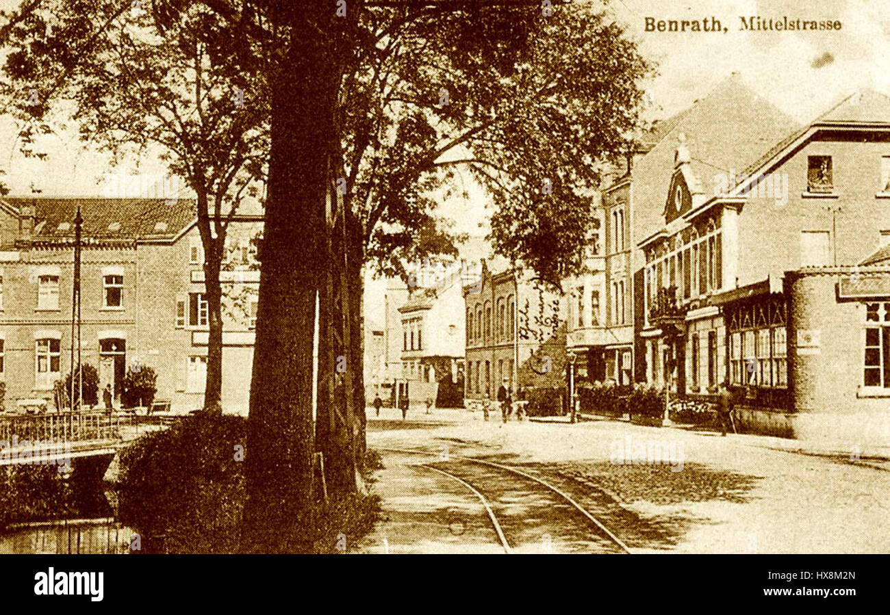 Tram Benrath 65 si riferisce a uno specifico modello di tram o percorso, potenzialmente proveniente da un sistema di trasporto nel distretto di Benrath di Düsseldorf, in Germania. Il numero potrebbe indicare l'identificazione di un tram o un numero di linea specifico che serve l'area. Sistemi di tram come questo sono parte integrante del trasporto urbano nelle città europee, collegando i quartieri e facilitando gli spostamenti quotidiani. Foto Stock