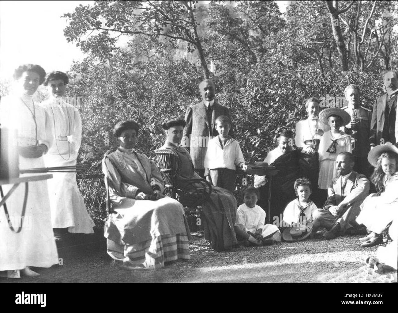 Questo lavoro raffigura Dmitrij Donskoy, una figura chiave nella storia russa, noto per la sua leadership nelle battaglie contro le invasioni mongole durante il XIV secolo. La rappresentazione evidenzia il significato storico del suo ruolo nella difesa della Russia e il suo status di figura venerata nel folklore e nella storia russi. Foto Stock