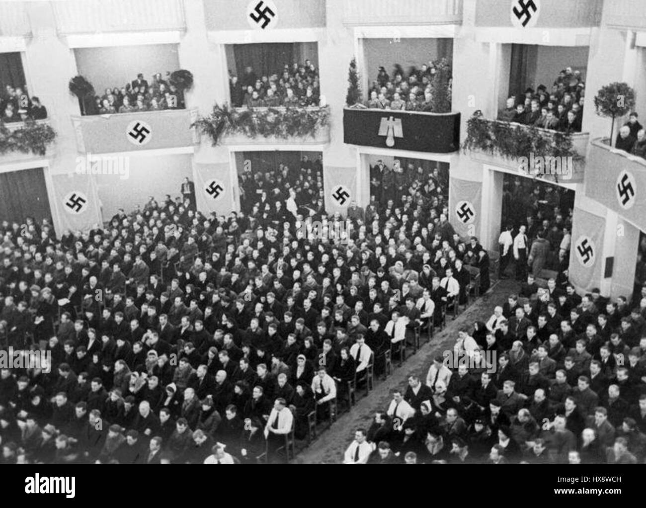 Il "Wiec warszawskich volksdeutschów W sali Roma" raffigura un raduno storico di Volksdeutsch, tedeschi etnici che vivono a Varsavia, nella sala Rom. Questo evento è significativo nella comprensione della complessa storia socio-politica di Varsavia durante la seconda guerra mondiale Foto Stock