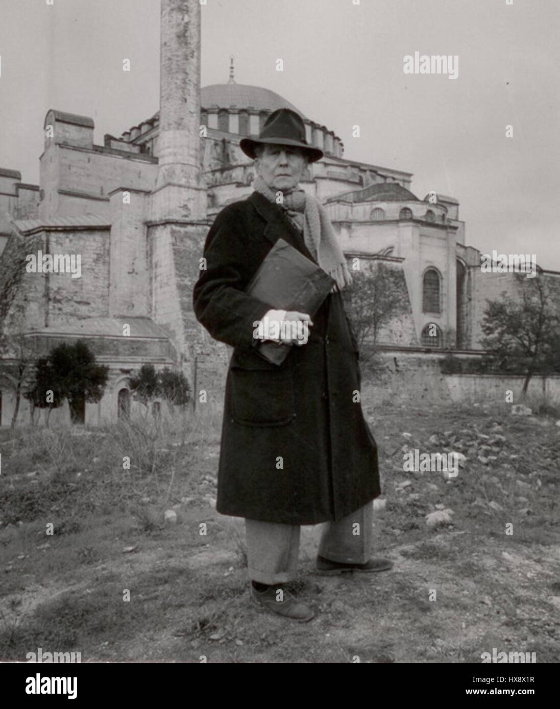 Whittemore Major è visto posare di fronte alla Hagia Sophia, un monumento storico a Istanbul, Turchia. Conosciuta per la sua grandezza architettonica e il suo significato religioso, Hagia Sophia è stata una chiesa, una moschea e un museo nel corso della sua storia. Foto Stock