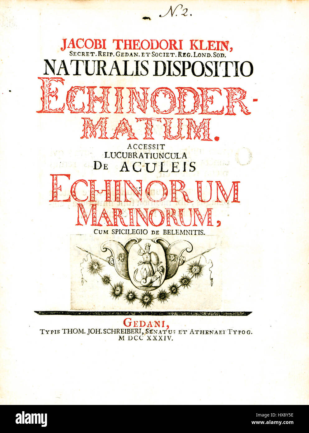 La "Titelseite Naturalis Disposito Echinodermatum" si riferisce al frontespizio di un'opera scientifica che descrive gli echinodermi, un gruppo di animali marini. La pagina presenta probabilmente illustrazioni o descrizioni degli echinodermi, fornendo una classificazione sistematica delle specie. Foto Stock