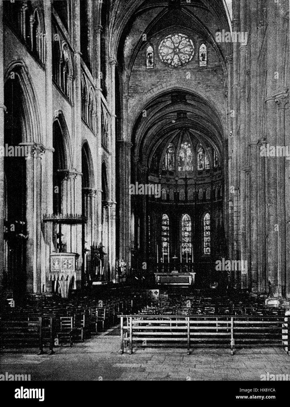 Questo dipinto di Lucien Bégule raffigura la maestosa Cattedrale di Lione, che mostra la sua grandezza architettonica e i dettagli intricati della sua facciata e delle torri, evidenziando lo stile gotico prevalente nelle strutture religiose francesi del XIX secolo. Foto Stock Questo dipinto di Lucien Bégule raffigura la maestosa Cattedrale di Lione, che mostra la sua grandezza architettonica e i dettagli intricati della sua facciata e delle torri, evidenziando lo stile gotico prevalente nelle strutture religiose francesi del XIX secolo. Foto Stock