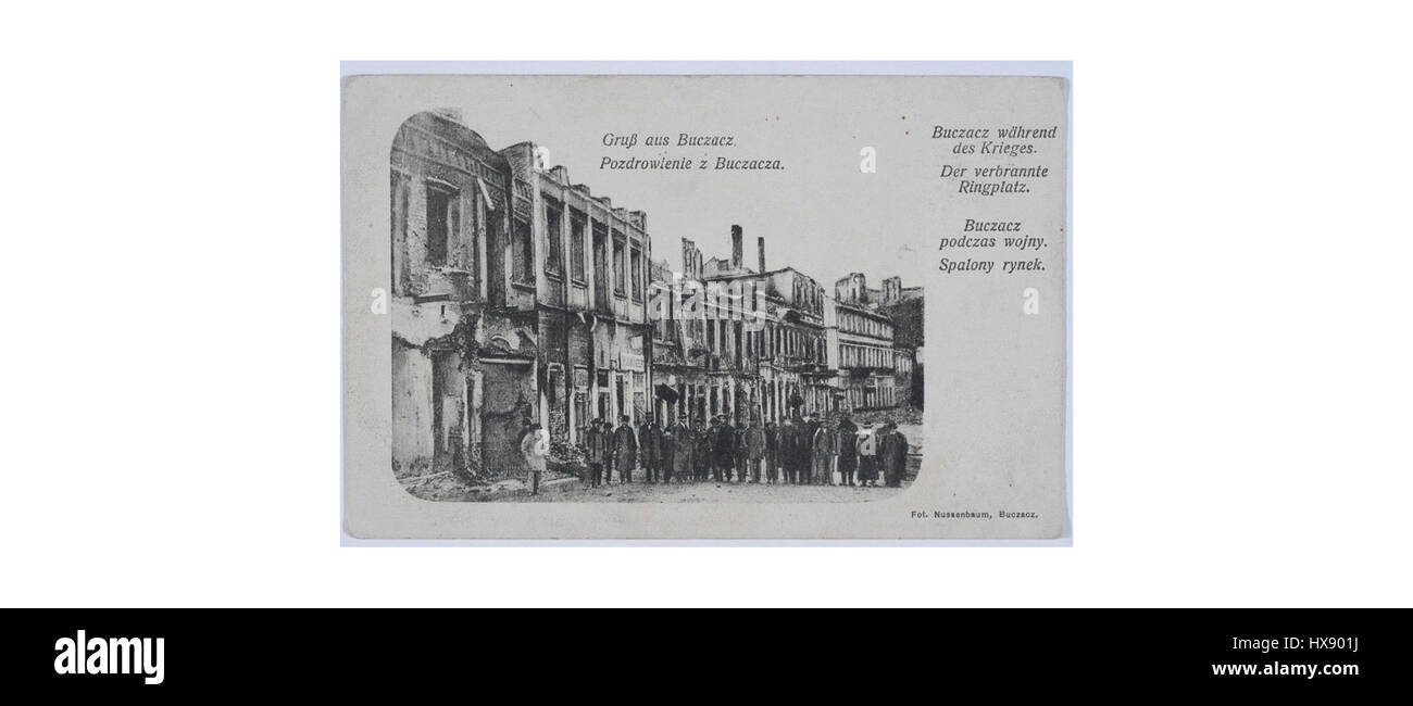 Questa foto storica della piazza del municipio di Buchach, scattata prima del 1939, mostra lo spazio urbano centrale di questa città nell'Ucraina occidentale. La piazza presenta i principali monumenti architettonici del periodo e fornisce informazioni sulla struttura della città e sulla vita quotidiana durante il periodo tra le due guerre. L'immagine cattura un momento prima dei cambiamenti politici e culturali avvenuti durante la seconda guerra mondiale Foto Stock