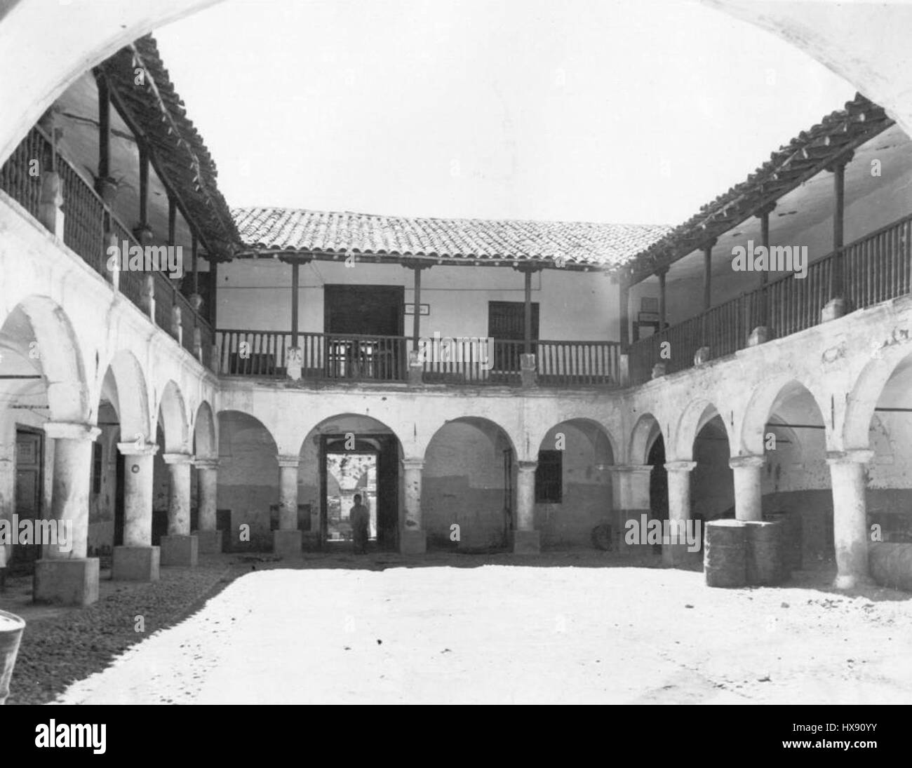 "Patio Casa Chacon" è una rappresentazione di un cortile andaluso, che riflette l'architettura tradizionale della regione. L'immagine ritrae l'armoniosa miscela di architettura, natura e luce tipica dello stile andaluso, con piante lussureggianti e dettagli piastrellati. Foto Stock "Patio Casa Chacon" è una rappresentazione di un cortile andaluso, che riflette l'architettura tradizionale della regione. L'immagine ritrae l'armoniosa miscela di architettura, natura e luce tipica dello stile andaluso, con piante lussureggianti e dettagli piastrellati. Foto Stock