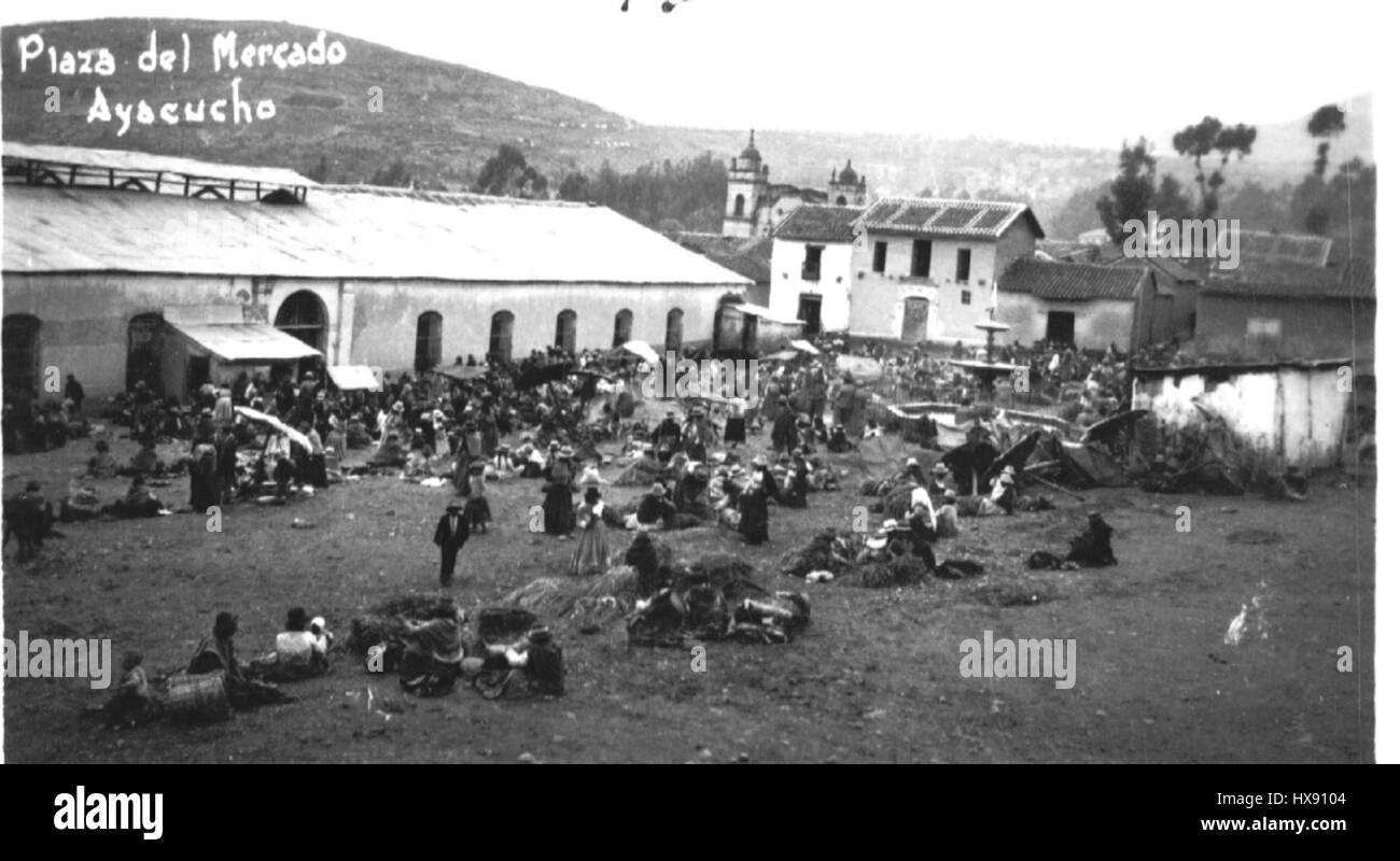 Plazuela sta Clara è una piazza pubblica o piazza di una città storica, spesso riconosciuta per il suo significato culturale e architettonico. Il sito è un punto di riferimento per la gente del posto e i turisti, con edifici circostanti, spazi verdi e una miscela di elementi storici e contemporanei. Foto Stock