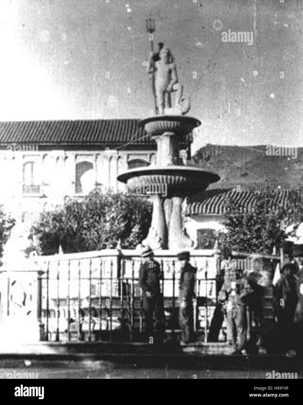 Plaza Murillo a la Paz, Bolivia, ospita la Fuente de Berenguela, una fontana e punto di riferimento notevole. La fontana è riconosciuta per il suo significato storico e il design artistico, che funge da importante simbolo della città. Plaza Murillo ha un'importanza politica e culturale in Bolivia, essendo il sito di edifici governativi e di eventi storici. Foto Stock