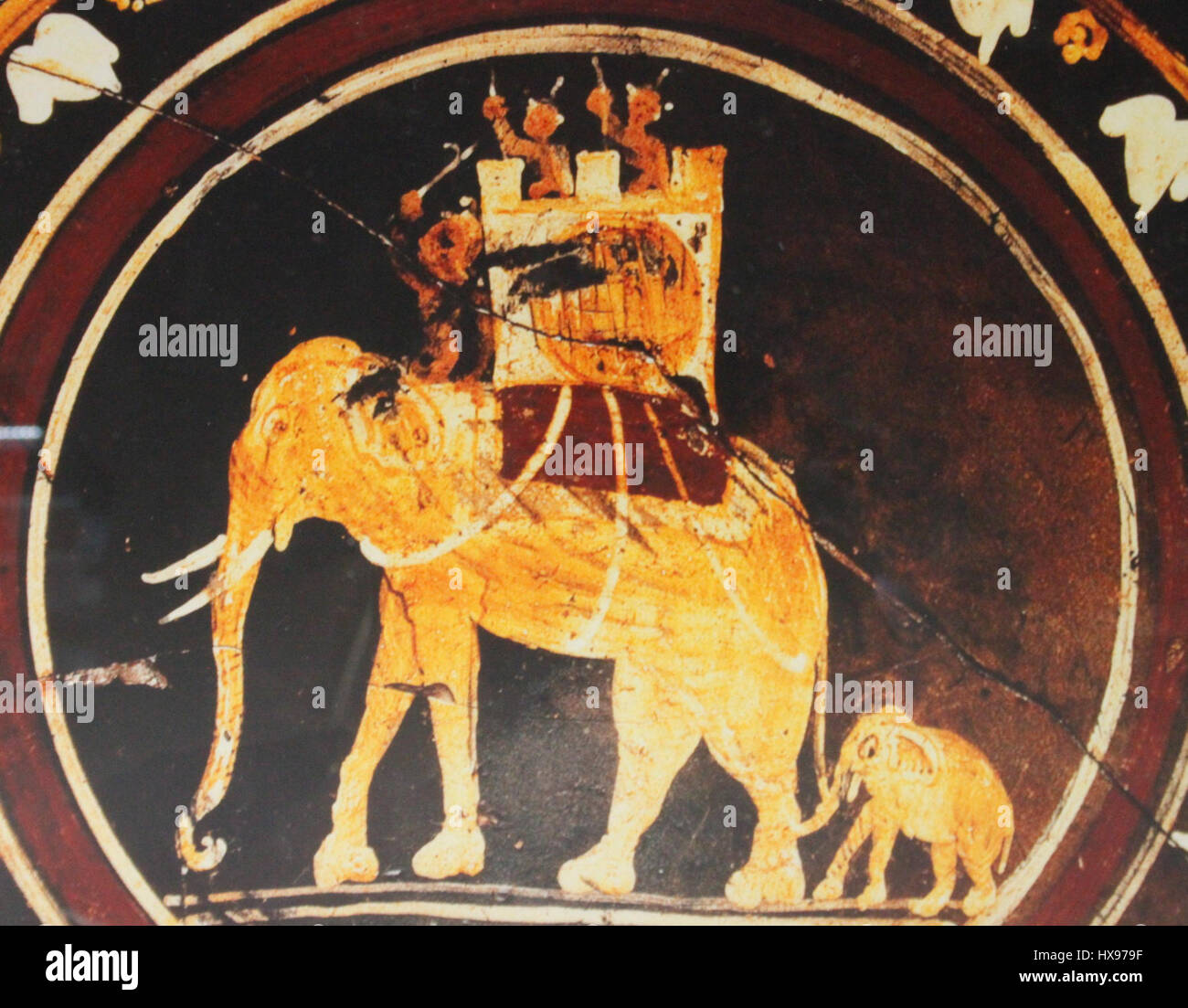 Il "piatto con elefanti in assetto da guerra" è una targa etrusca raffigurante gli elefanti in una formazione bellica. Questo manufatto, ospitato presso il Museo Nazionale Etrusco di Roma, offre un'idea dell'arte etrusca e delle loro rappresentazioni culturali della guerra. Foto Stock