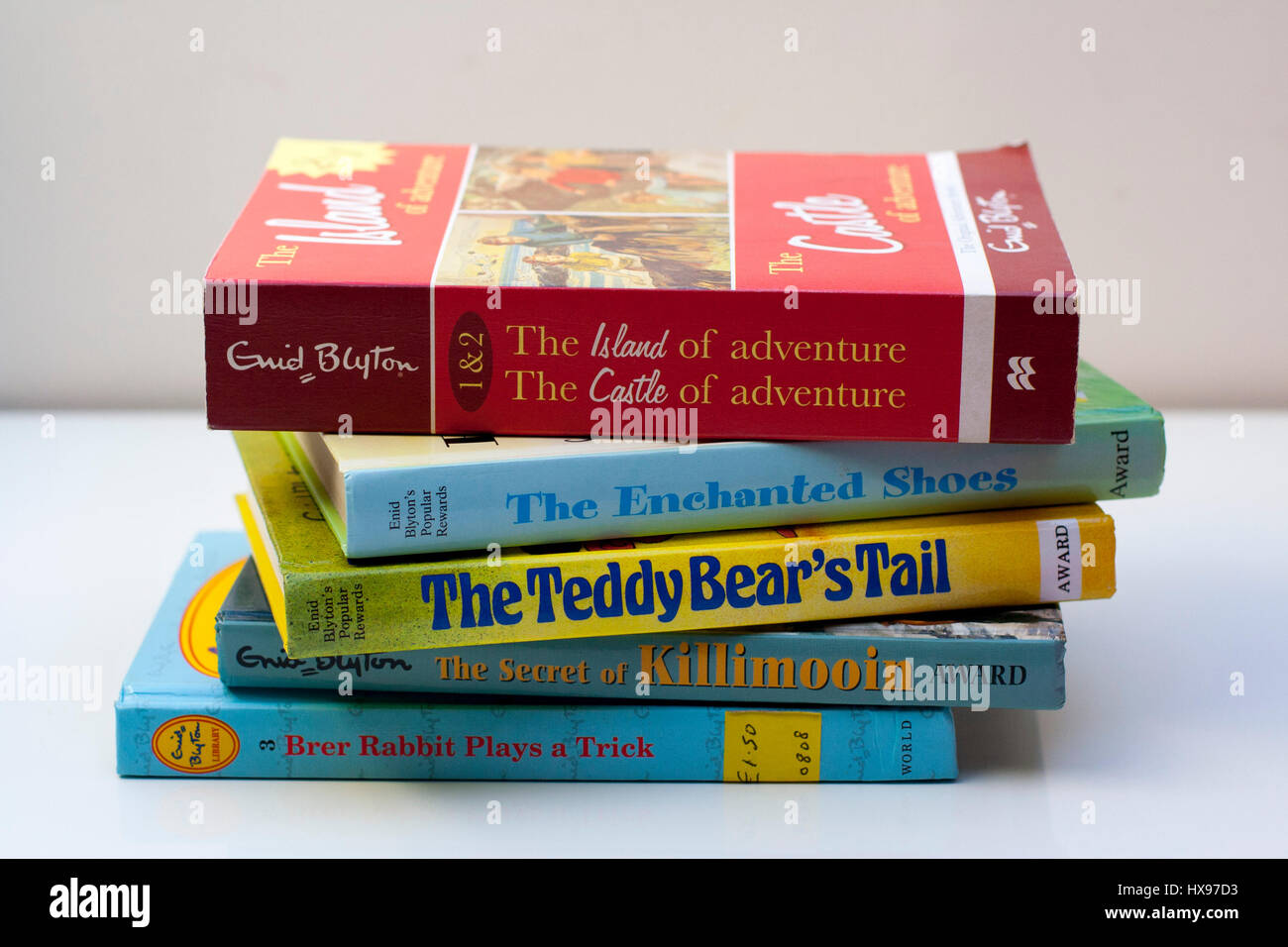 Pila / pila di Enid Chelmsford libri classici libri per bambini, libri per bambini, giovani lettori amano leggere, lettura, il concetto di istruzione Foto Stock