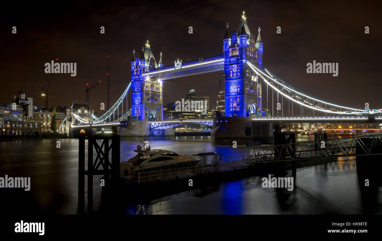 Il Tower Bridge illuminato in blu reale per la nascita del principe George, Royal festa di famiglia Foto Stock