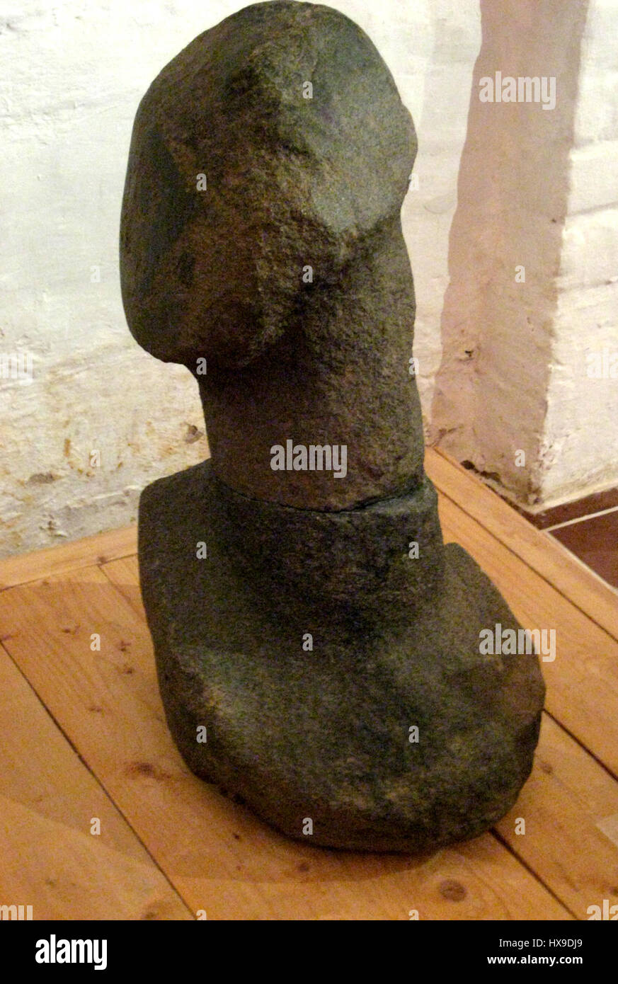 L'idolo Siverskiy, un idolo pagano degli antichi Slavi del IV-IX secolo, alto circa 1 metro, trovato nel villaggio di Siverskoye, ora ospitato nel Museo della Vita Contadina al Monastero di Ferapontov. Foto Stock