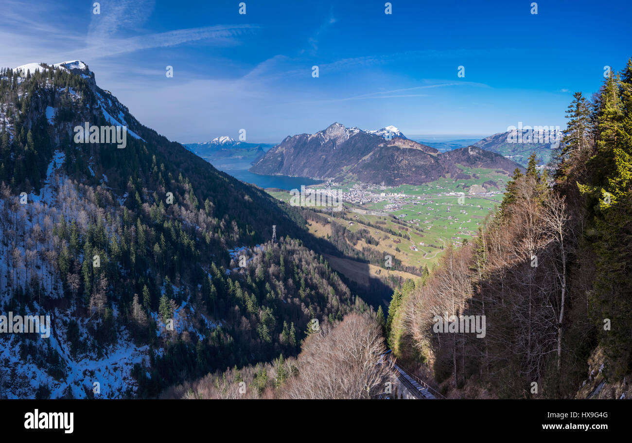 Vista panoramica del Monte Rigi mountain range e la cittadina di Brunnen al di sotto di esso. Il Cantone di Svitto, la Svizzera centrale. Foto Stock