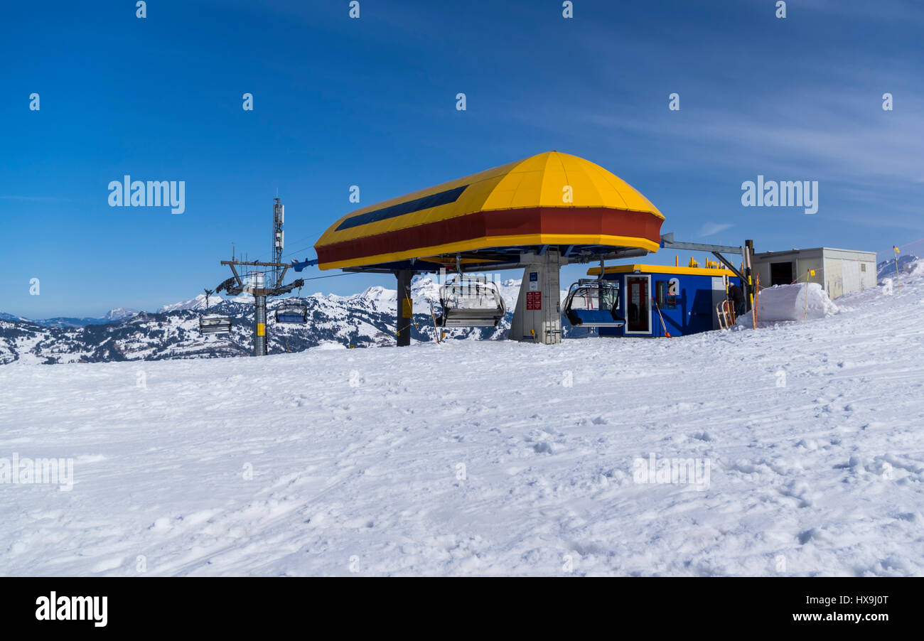 Stazione superiore di una seggiovia in inverno, costruito da Garaventa, situato nel Stoos comprensorio sport invernali, Svizzera, nelle alpi svizzere. Foto Stock