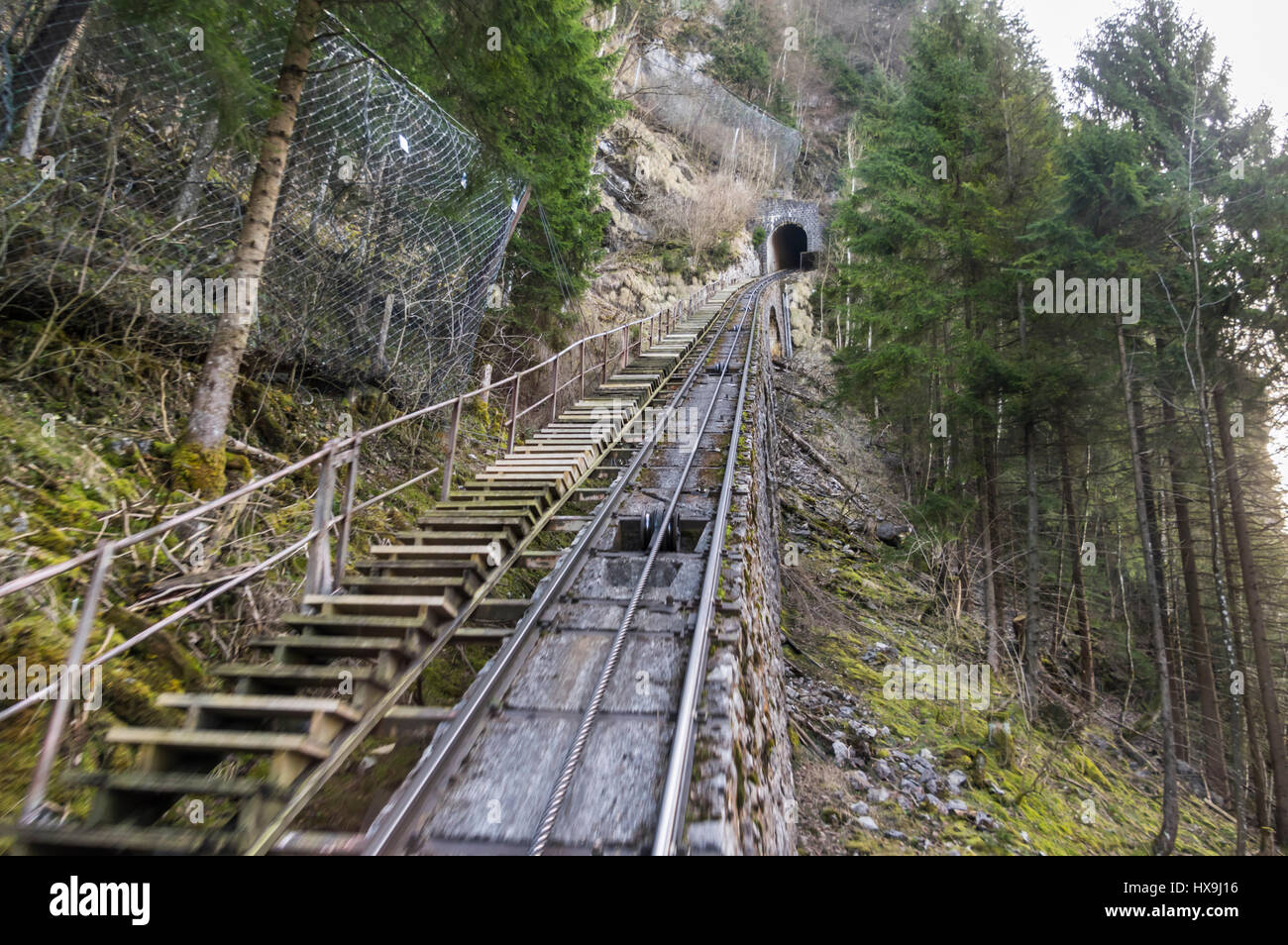 I binari ferroviari della vecchia funicolare Schlattli-Stoos come visto durante la corsa. Corda di risalita tra i brani. Schlattli, Swwitzerland centrale. Foto Stock