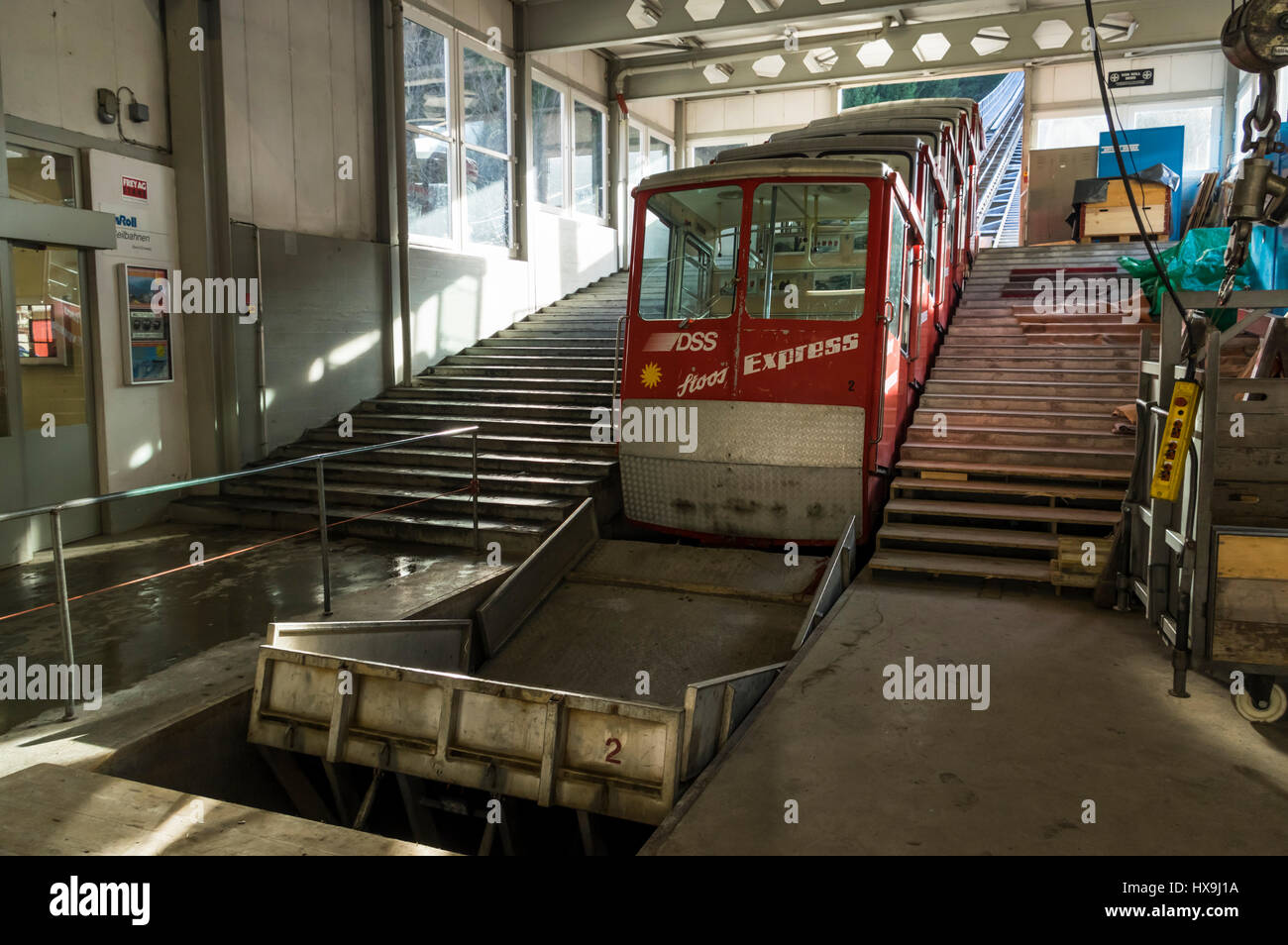 Auto rossa della vecchia funicolare Schlattli-Stoos nella stazione a valle, pronto per l'imbarco. Schlattli, Canton Svitto, la Svizzera centrale. Foto Stock