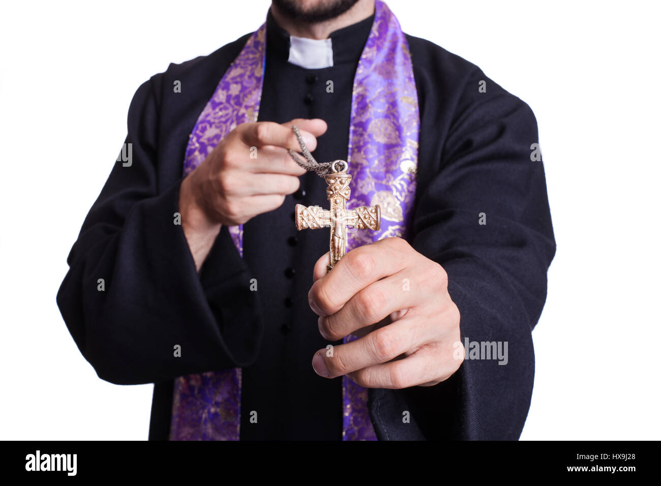 Sacerdote tenendo una Croce Cristiana. Studio shot isolato su sfondo bianco Foto Stock
