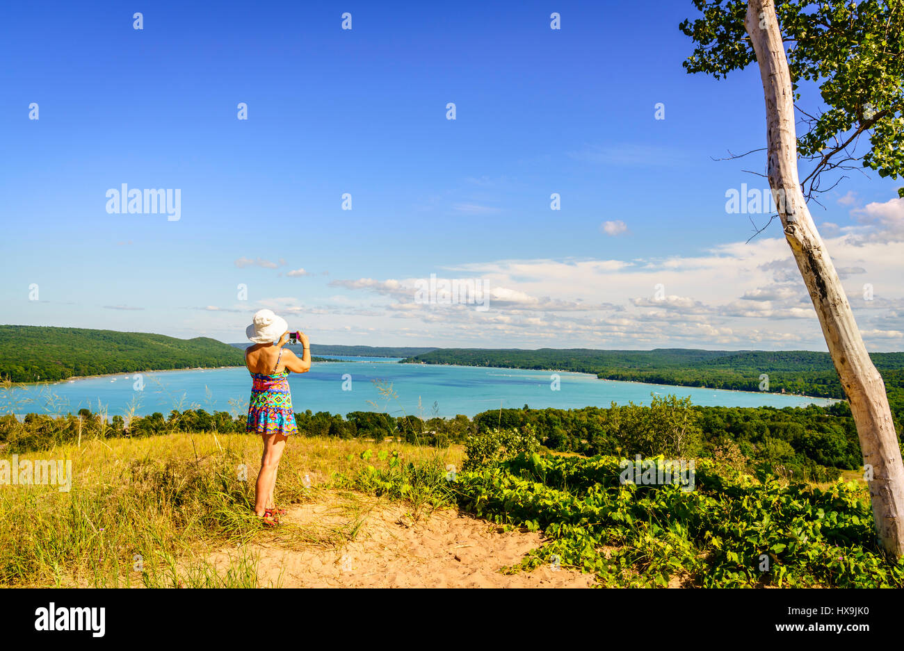 La donna è di scattare foto nella Sleeping Bear Dunes National Lakeshore nel Michigan del Nord Foto Stock