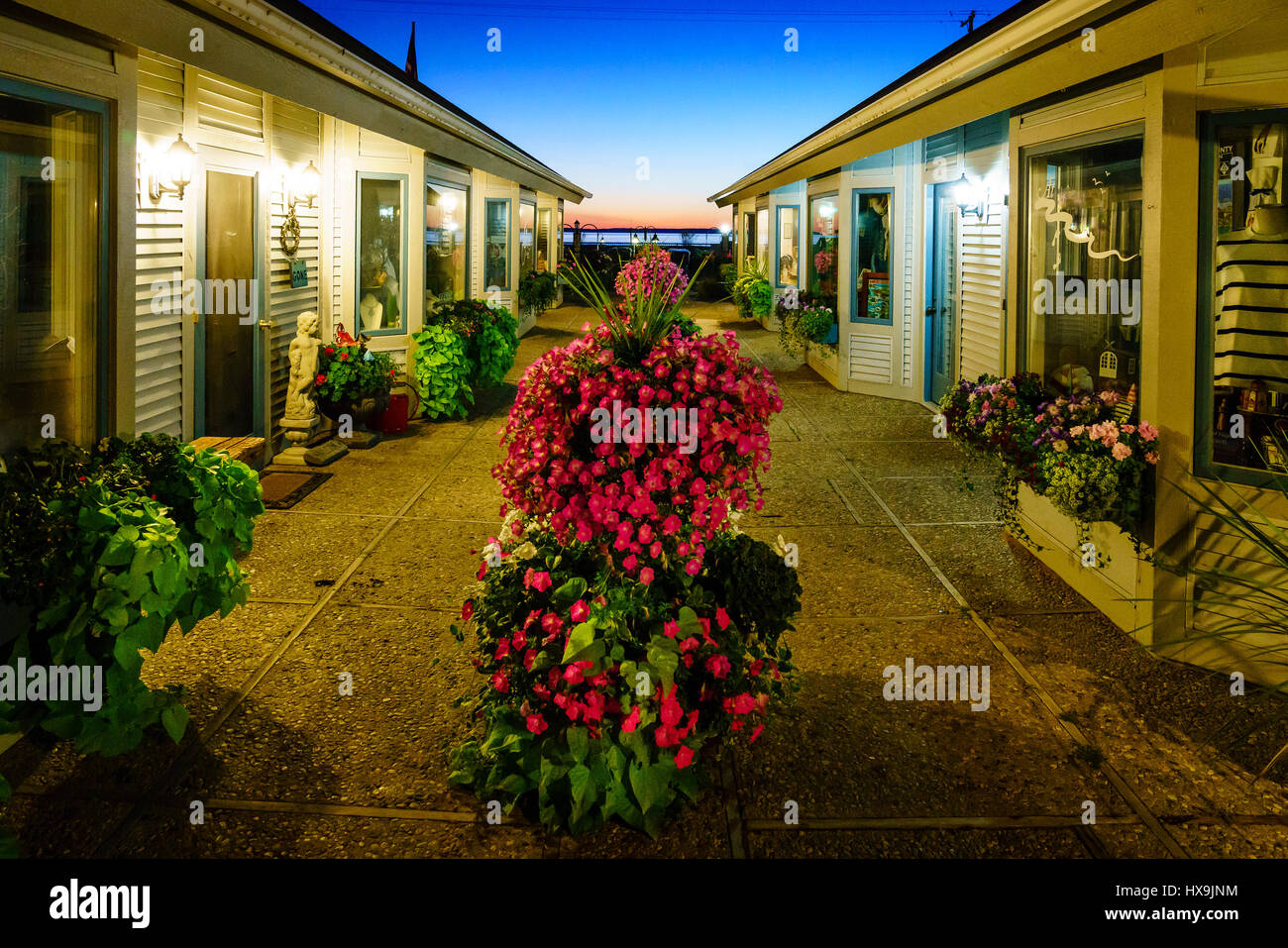 Piccola strada con i negozi boutique di Leland, Michigan Foto Stock