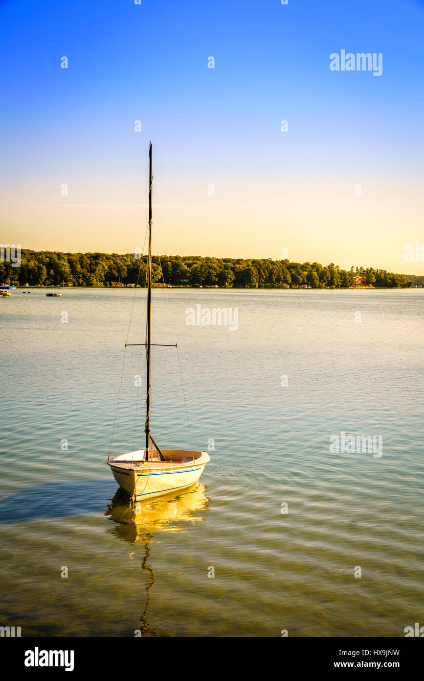 Mattinata tranquilla sul lago Leelanau in Leland, Michigan Foto Stock