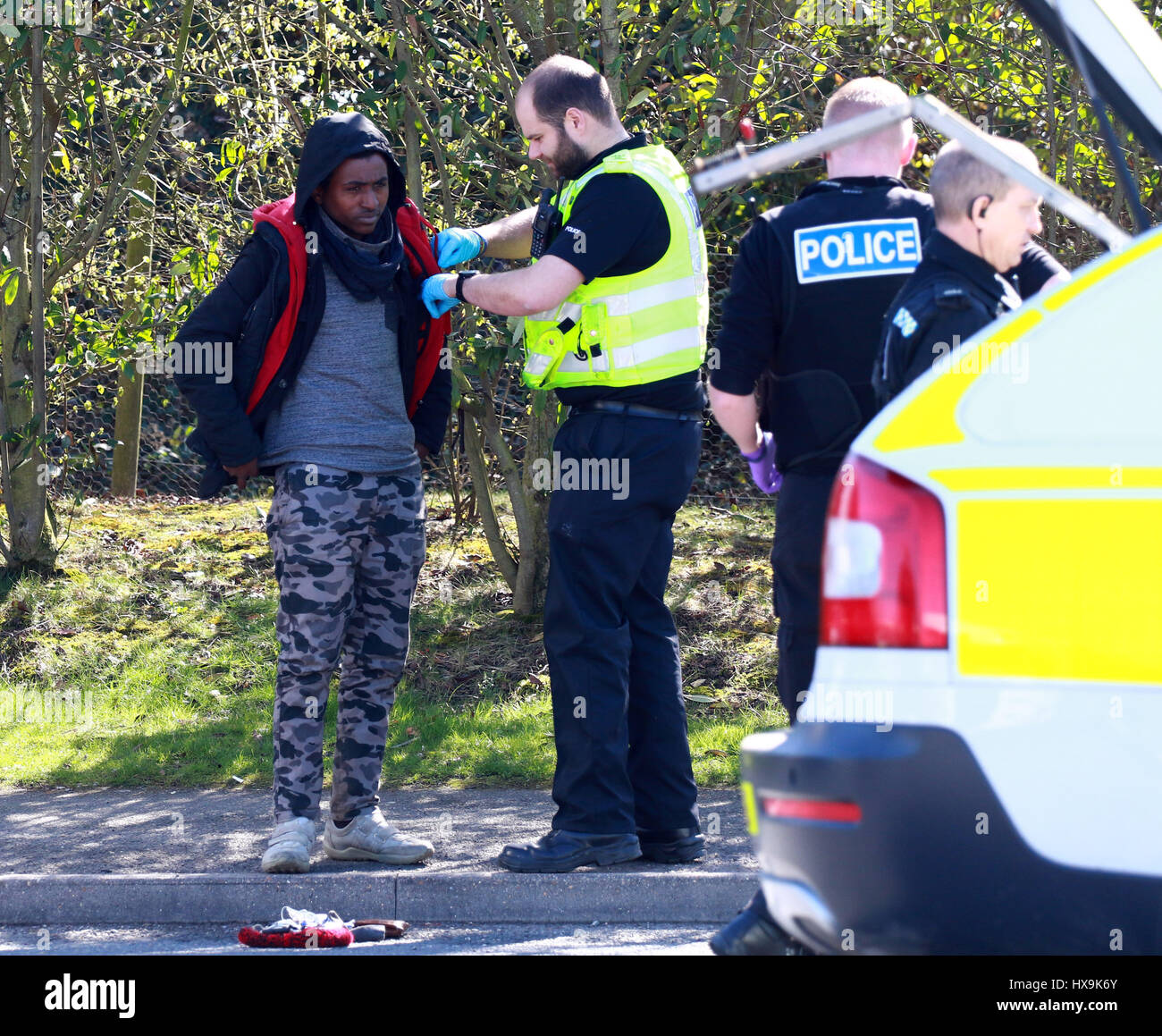 Peterborough, Regno Unito. 25 Mar, 2017. Gli immigrati illegali . Peterborough, CAMBRIDGESHIRE . Marzo 25, 2017. Cambridgeshire polizia arrestato un carrello dalla Repubblica ceca dopo che il conducente ha squillato loro di dire loro che egli pensava che ci potrebbero essere le persone all'interno. La polizia ha trovato 3 uomini che hanno iniziato il loro viaggio in Eritrea, Africa orientale. Il loro viaggio illegale finito in Peterborough, CAMBRIDGESHIRE. Credito: Paolo Marriott/Alamy Live News Foto Stock