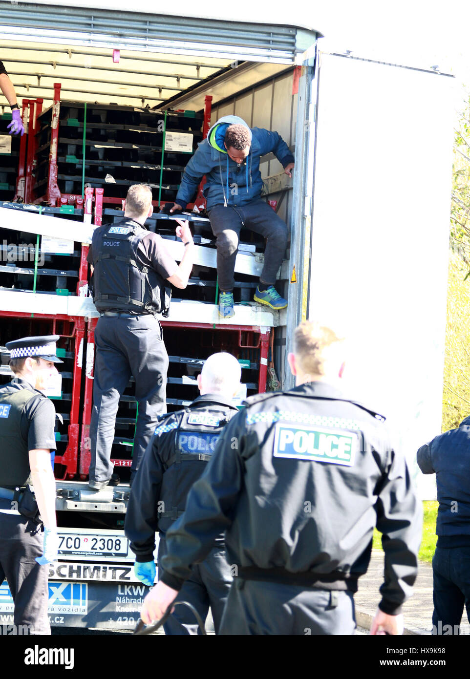 Peterborough, Regno Unito. 25 Mar, 2017. Gli immigrati illegali . Peterborough, CAMBRIDGESHIRE . Marzo 25, 2017. Cambridgeshire polizia arrestato un carrello dalla Repubblica ceca dopo che il conducente ha squillato loro di dire loro che egli pensava che ci potrebbero essere le persone all'interno. La polizia ha trovato 3 uomini che hanno iniziato il loro viaggio in Eritrea, Africa orientale. Il loro viaggio illegale finito in Peterborough, CAMBRIDGESHIRE. Credito: Paolo Marriott/Alamy Live News Foto Stock