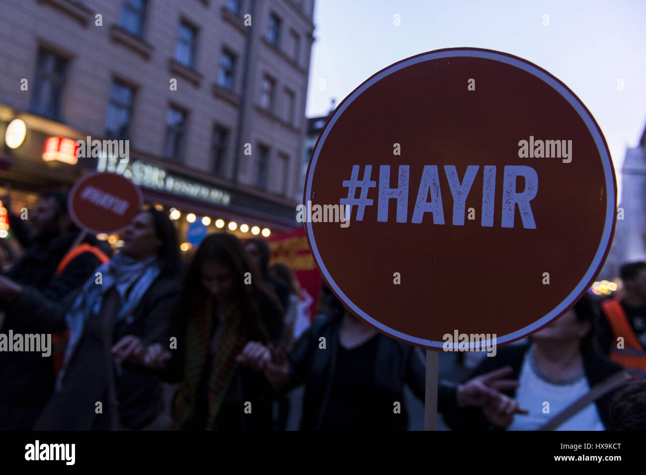 Berlino, Germania. 25 Mar, 2017. Gli avversari di Recep Tayyip Erdogan, Presidente della Turchia, tenendo cartelli con la scritta '#Hayir'. Diverse centinaia di persone nel rally Berlin Neukoelln e Kreuzberg, i manifestanti damand un no nel referendum costituzionale in Turchia, dove i turchi che vivono in Germania sono ammessi alla votazione. Credito: Jan Scheunert/ZUMA filo/Alamy Live News Foto Stock