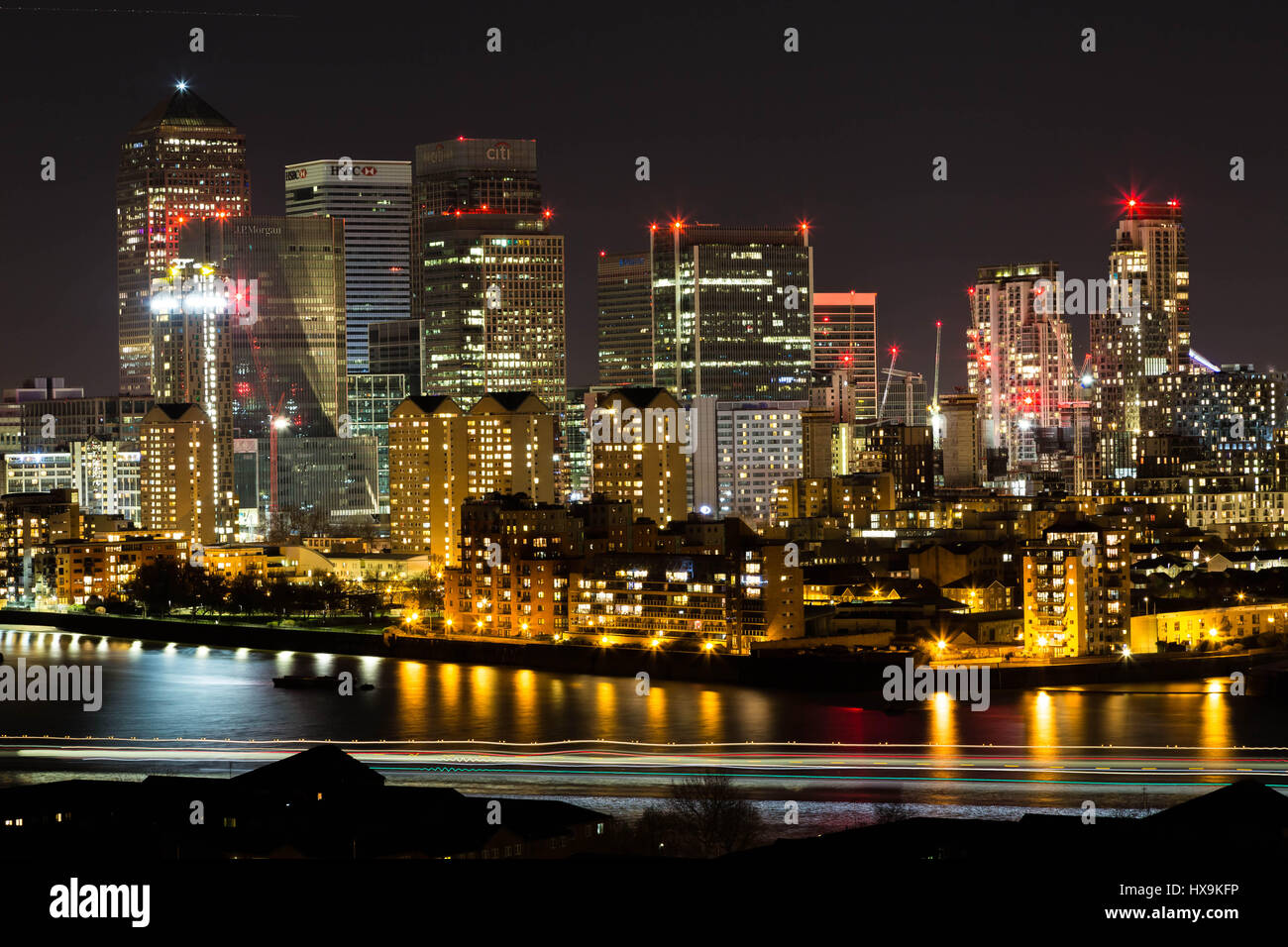Londra, Regno Unito. 25 marzo, 2017. "Earth Hour' lights out su Canary Wharf business park edifici © Guy Corbishley/Alamy Live News Foto Stock