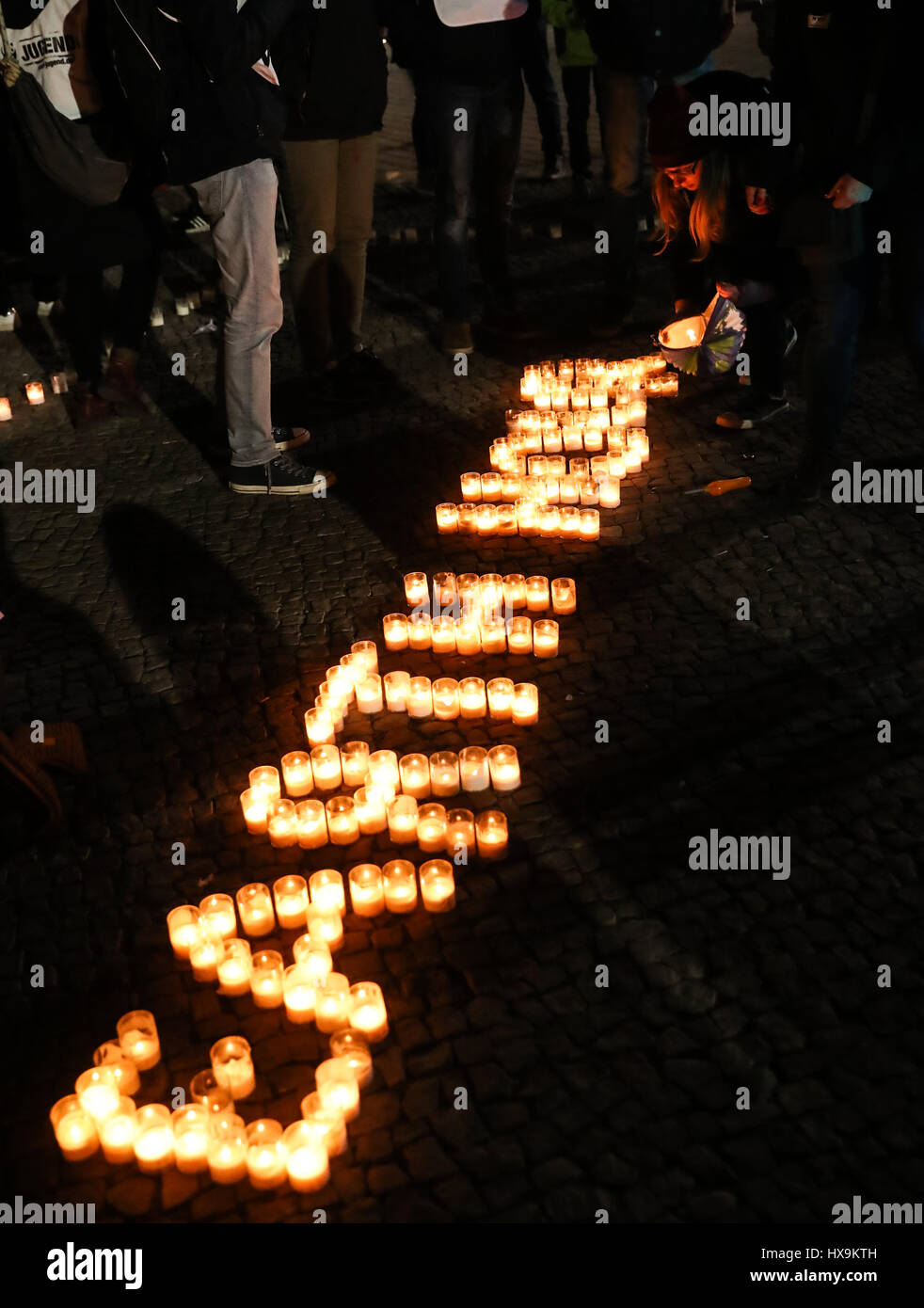 Berlino, Germania. 25 Mar, 2017. I volontari del World Wildlife Fund (WWF) posizionare candele per formare le parole "EARTH HOUR' per l annuale Earth Hour manifestazione di Berlino, capitale della Germania, il 25 marzo 2017. Credito: Shan Yuqi/Xinhua/Alamy Live News Foto Stock
