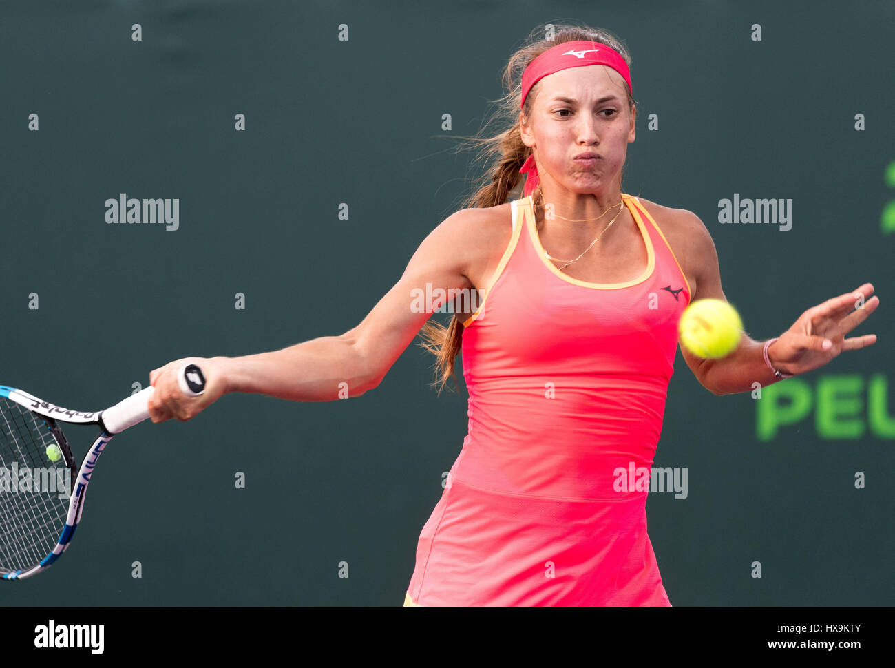 Key Biscayne, Florida, Stati Uniti d'America. 25 Mar, 2017. Yulia Putintseva, della Russia, colpisce un diretti contro Karolina Pliskova, della Repubblica ceca, durante la prima serie di una pioggia-sospesa corrisponde al 2017 Miami Open presentato da Itau professional tennis tournament, ha suonato in occasione di Crandon Park Tennis Center di Key Biscayne, Florida, Stati Uniti d'America. Mario Houben/CSM/Alamy Live News Foto Stock