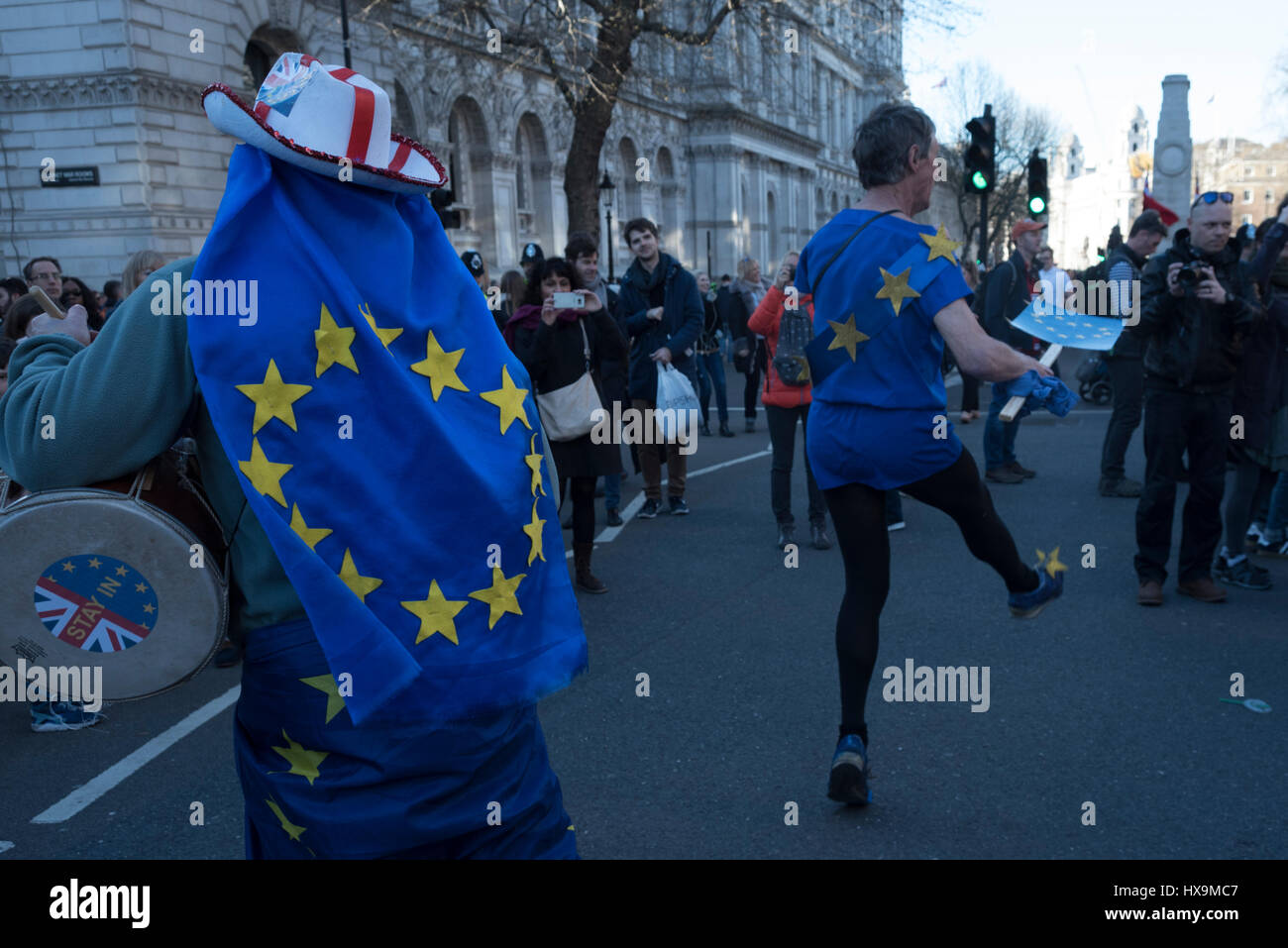 I manifestanti in bandiera europea costumi danza e rendendo la musica durante il regno dell'Europa marzo a Londra, nel Regno Unito il 25 marzo 2017. Credito: Hannah Alexa Geller/Alamy Live News Foto Stock