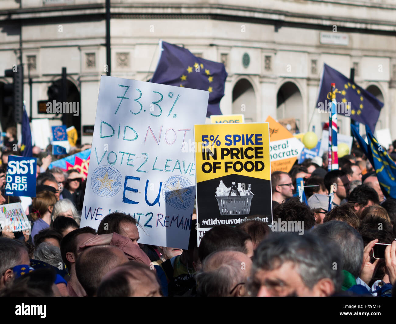 Londra, Regno Unito. 25 Mar, 2017. Striscioni portati da marzo per l'Europa i partecipanti. 5% di picco nel prezzo del cibo. 73,3% non ha votato per lasciare l'UE. Credito: Ghene Snowdon/Alamy Live News Foto Stock