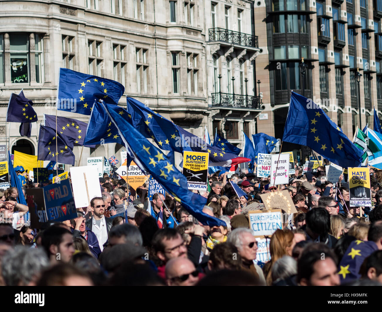 Londra, Regno Unito. 25 Mar, 2017. I cittadini europei, marzo per l'Europa, la piazza del Parlamento Credito: Ghene Snowdon/Alamy Live News Foto Stock