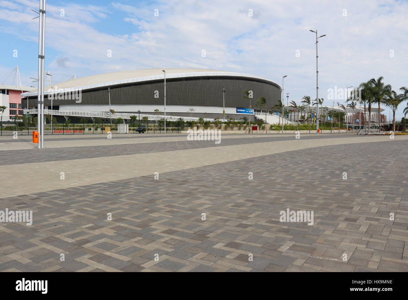 Il velodromo del Parco Olimpico ha bisogno di essere sotto 24 ore di aria condizionata raffreddamento poiché esso è stato inaugurato. Questo si verifica perché il calore della regione potrebbero danneggiare il legname importato utilizzato nella costruzione della velocità cycling lanes. Costruito per ospitare la maggior parte delle competizioni durante il Rio 2016 Giochi Olimpici, l'Olympic Park è stata trasformata in una zona di svago ed è sotto la gestione del brasiliano Ministero federale dello sport. Tuttavia, il sito rimane quasi vuoto perché alcune persone utilizzare lo spazio a causa della mancanza di struttura. Non ci sono bagni pubblici o fontane per Foto Stock