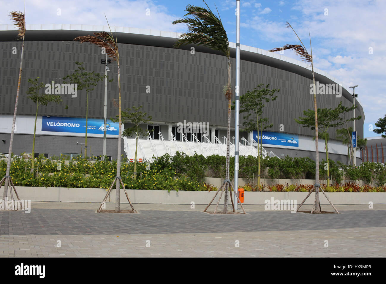 Il velodromo del Parco Olimpico ha bisogno di essere sotto 24 ore di aria condizionata raffreddamento poiché esso è stato inaugurato. Questo si verifica perché il calore della regione potrebbero danneggiare il legname importato utilizzato nella costruzione della velocità cycling lanes. Costruito per ospitare la maggior parte delle competizioni durante il Rio 2016 Giochi Olimpici, l'Olympic Park è stata trasformata in una zona di svago ed è sotto la gestione del brasiliano Ministero federale dello sport. Tuttavia, il sito rimane quasi vuoto perché alcune persone utilizzare lo spazio a causa della mancanza di struttura. Non ci sono bagni pubblici o fontane per Foto Stock