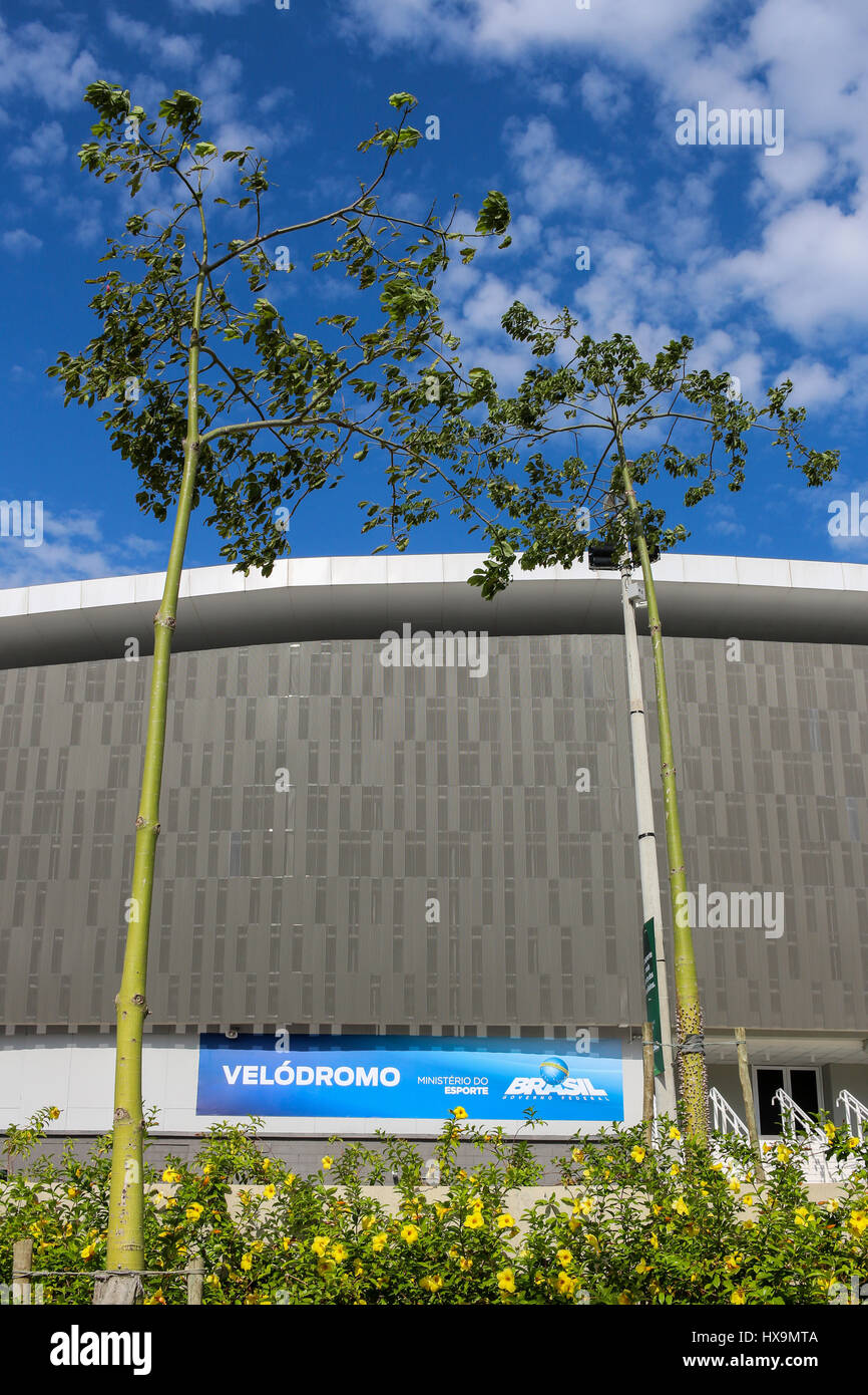 Il velodromo del Parco Olimpico ha bisogno di essere sotto 24 ore di aria condizionata raffreddamento poiché esso è stato inaugurato. Questo si verifica perché il calore della regione potrebbero danneggiare il legname importato utilizzato nella costruzione della velocità cycling lanes. Costruito per ospitare la maggior parte delle competizioni durante il Rio 2016 Giochi Olimpici, l'Olympic Park è stata trasformata in una zona di svago ed è sotto la gestione del brasiliano Ministero federale dello sport. Tuttavia, il sito rimane quasi vuoto perché alcune persone utilizzare lo spazio a causa della mancanza di struttura. Non ci sono bagni pubblici o fontane per Foto Stock