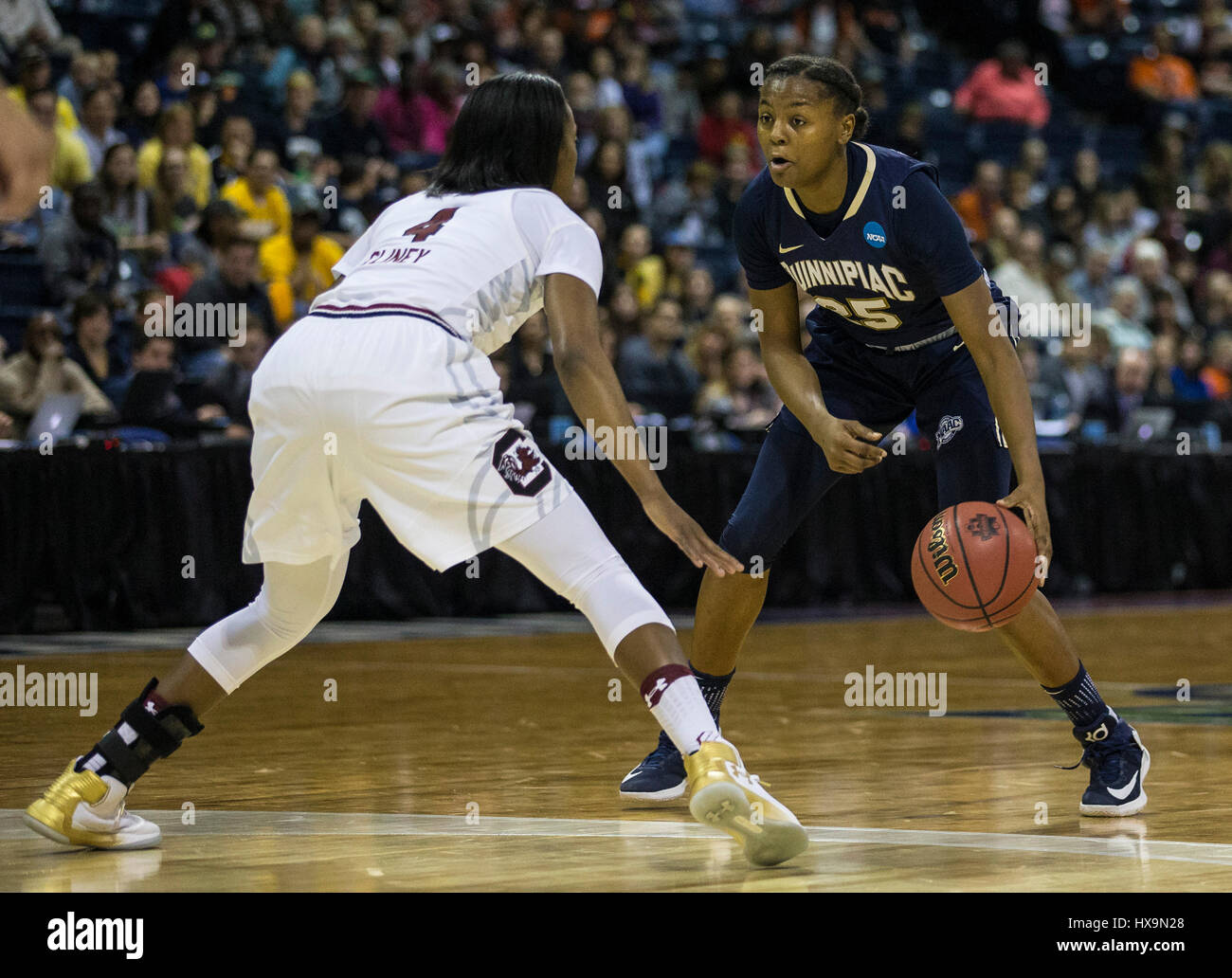 Stockton, CA, Stati Uniti d'America. 25 Mar, 2017. A. Quinnipiac guard/avanti Aryn McClure (25) ha segnato 9 punti, 6 assist e 1 rubare durante il NCAA donna Basket Stockton gioco regionale uno tra South Carolina Gamecocks e Quinnipiac Bobcats 58-100 perso a Stockton Arena Stockton, CA. Thurman James/CSM/Alamy Live News Foto Stock