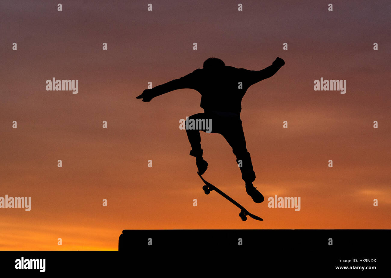 Berlino, Germania. 25 Mar, 2017. Un pattinatore in azione al tramonto a Tempelhofer Feld (lit. Campo di Tempelhof di Berlino, Germania, 25 marzo 2017. Foto: Sebastian Gollnow/dpa/Alamy Live News Foto Stock