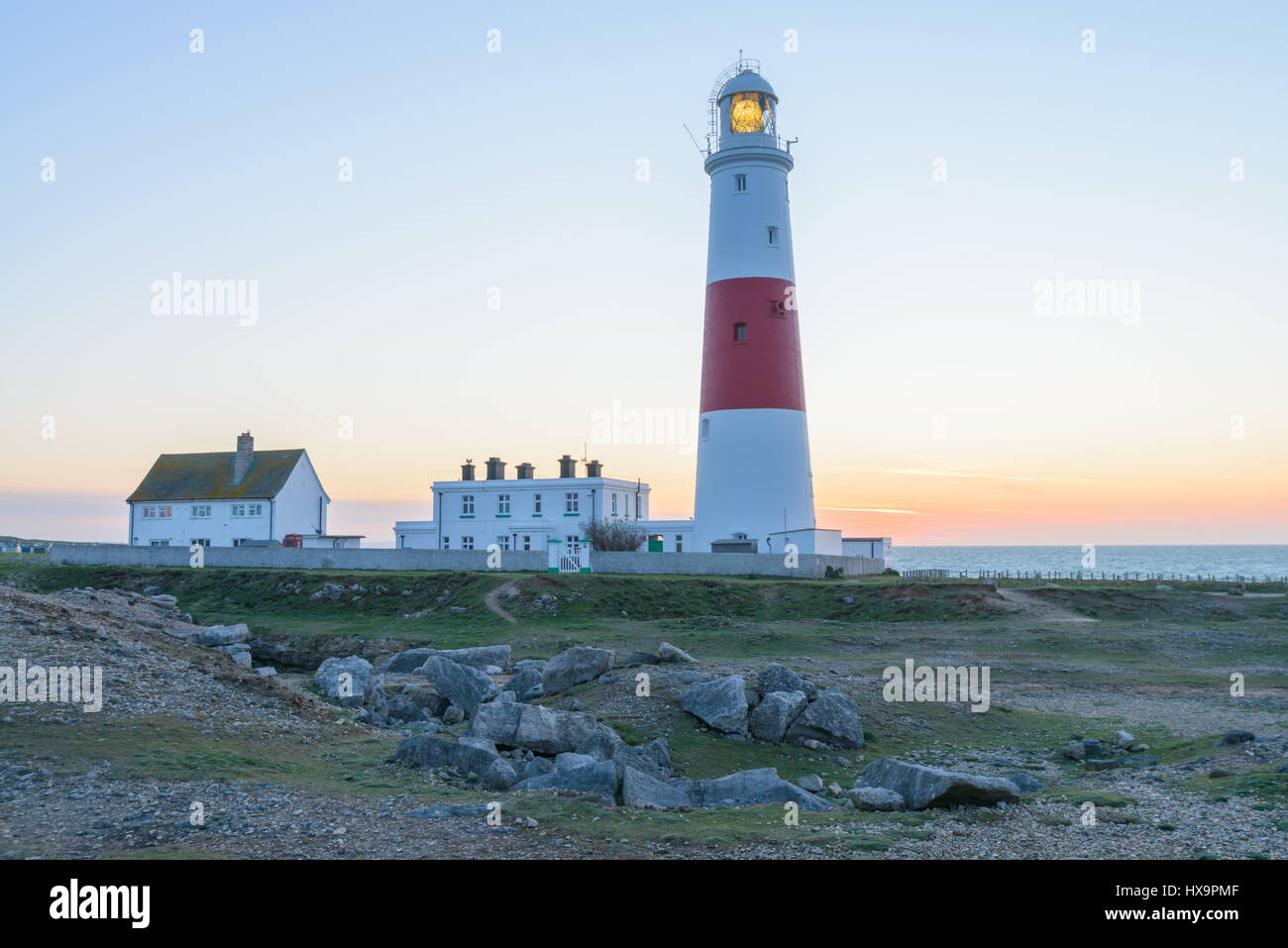 Portland Bill, Dorset, Regno Unito. Il 26 marzo 2017. Un nitido colorato ventoso sunrise da Portland Bill su Mothering domenica e il primo giorno della BST. © Dan Tucker/Alamy Live News Foto Stock