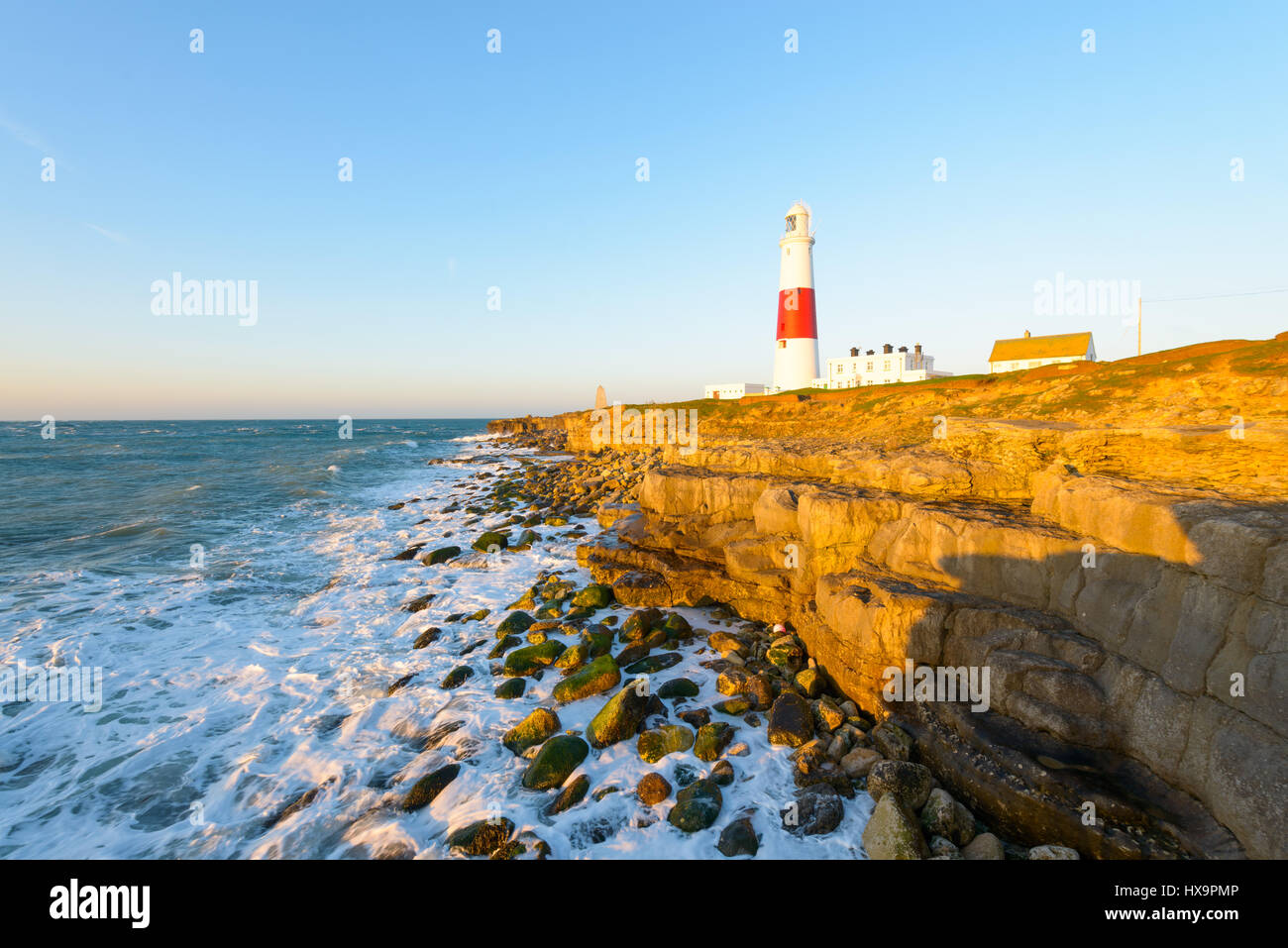Portland Bill, Dorset, Regno Unito. Il 26 marzo 2017. Un nitido colorato ventoso sunrise da Portland Bill su Mothering domenica e il primo giorno della BST. © Dan Tucker/Alamy Live News Foto Stock