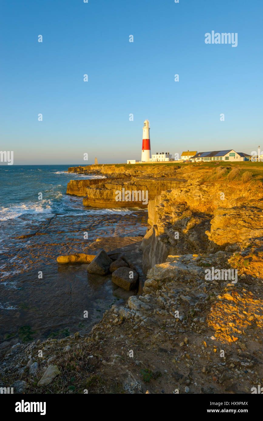 Portland Bill, Dorset, Regno Unito. Il 26 marzo 2017. Un nitido colorato ventoso sunrise da Portland Bill su Mothering domenica e il primo giorno della BST. © Dan Tucker/Alamy Live News Foto Stock