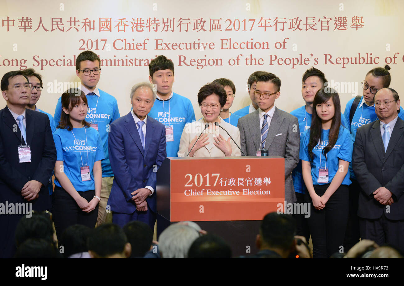 Hong Kong, Cina. 26 Mar, 2017. Lam Cheng Yuet-ngor incontra la stampa dopo aver vinto le elezioni in Hong Kong, Cina del sud, Marzo 26, 2017. Lam Cheng Yuet-ngor domenica ha vinto le elezioni della quinta-termine chief executive di Cinese della Regione amministrativa speciale di Hong Kong (SAR). Credito: Liu Yun/Xinhua/Alamy Live News Foto Stock