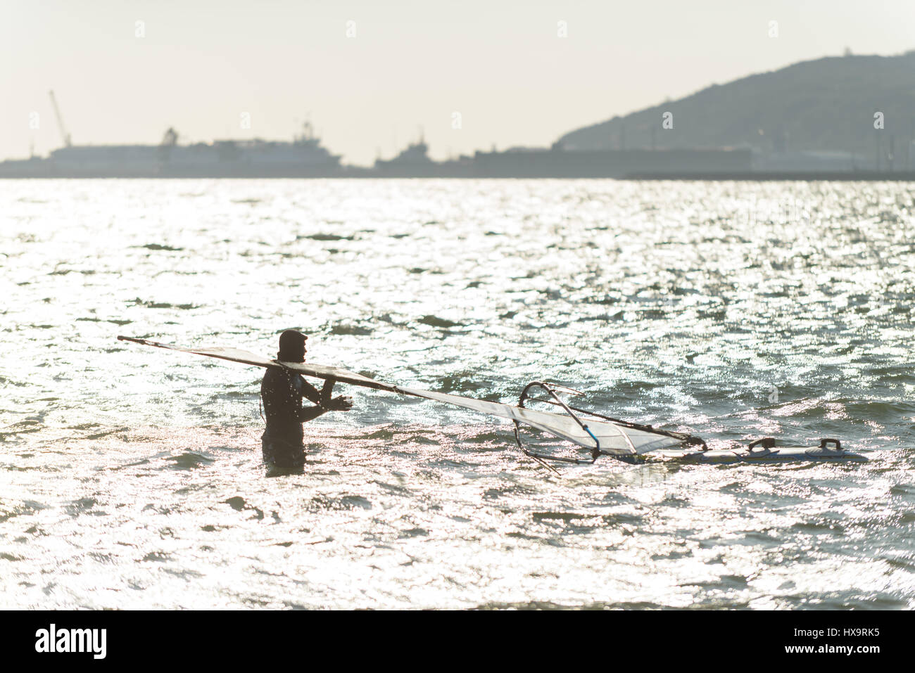 Portland Harbour, Dorset, Regno Unito. Il 26 marzo 2017. Un uomo prepara il suo wind surf di bordo su un croccante di Ventoso giornata soleggiata al Portland Harbour su Mothering Domenica. © Dan Tucker/Alamy Live News Foto Stock