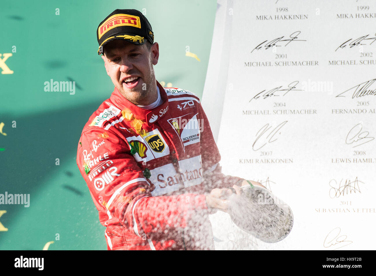 Melbourne, Australia. 26 Mar, 2017. La Scuderia Ferrari il pilota tedesco Sebastian Vettel celebra durante la cerimonia di premiazione per la Australian Formula One Grand Prix all'Albert Park, il circuito di Melbourne, in Australia il 26 marzo 2017. Credito: Bai Xue/Xinhua/Alamy Live News Foto Stock