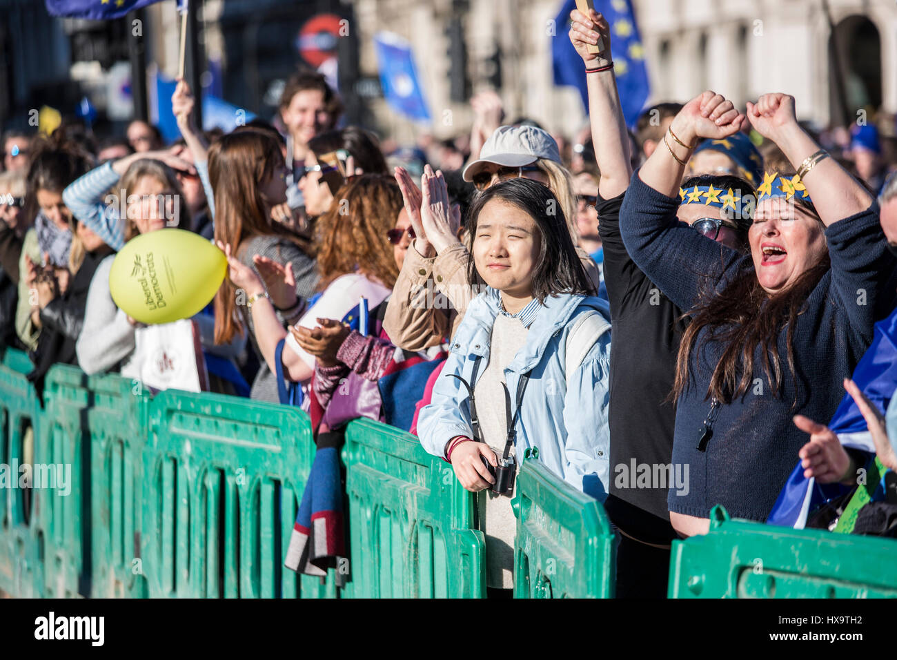 Londra, Regno Unito. 25 Mar, 2017. Migliaia di persone in anti Brexit marzo organizzata da th Regno 4 l'Europa. Credito: Laura De Meo/ Alamy Live News Foto Stock